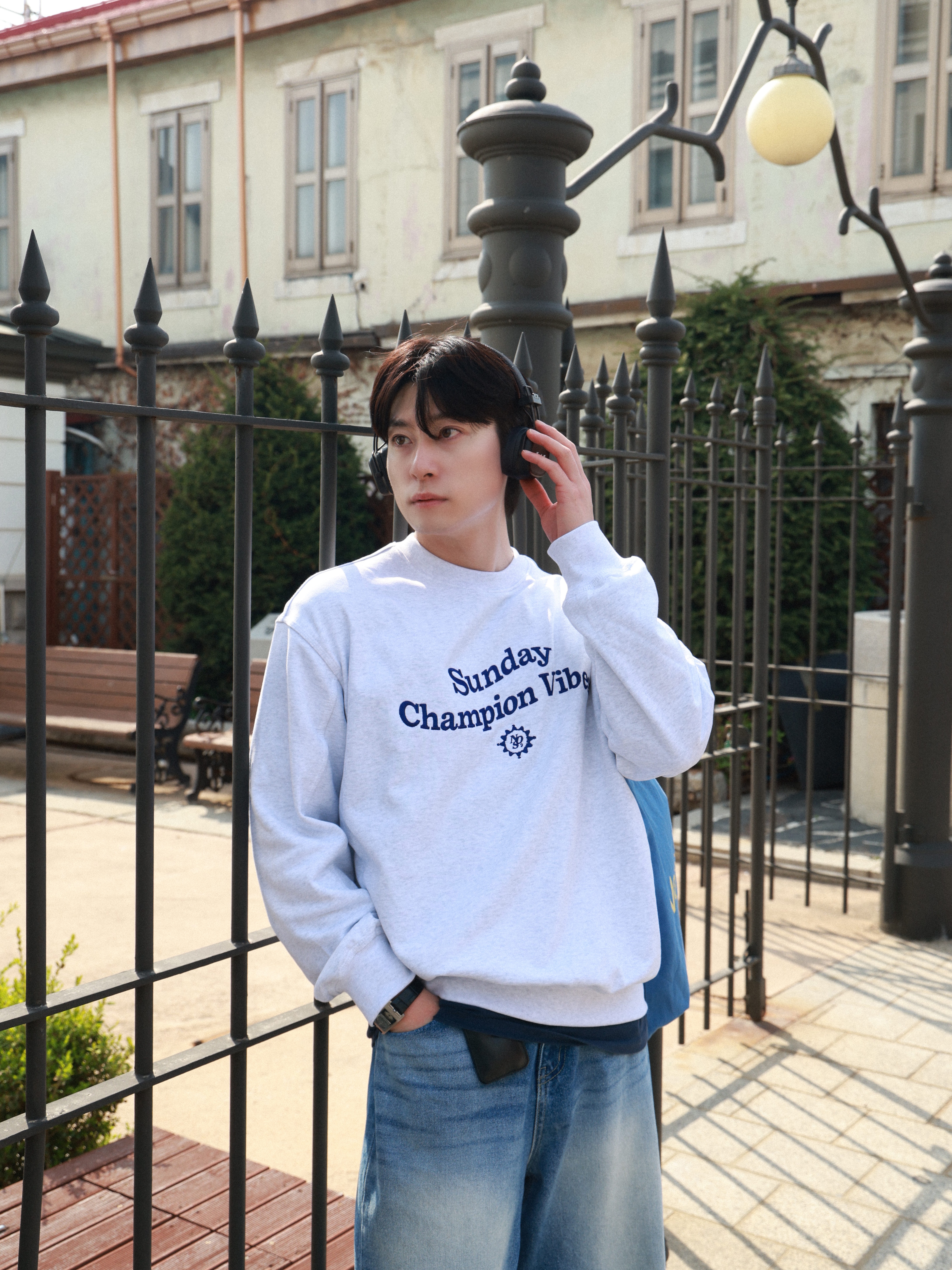 NOS7 Cursive logo Sweatshirt Grey, Marshall Major V Brown (Korean Ver.) 착용 스타일 - 4