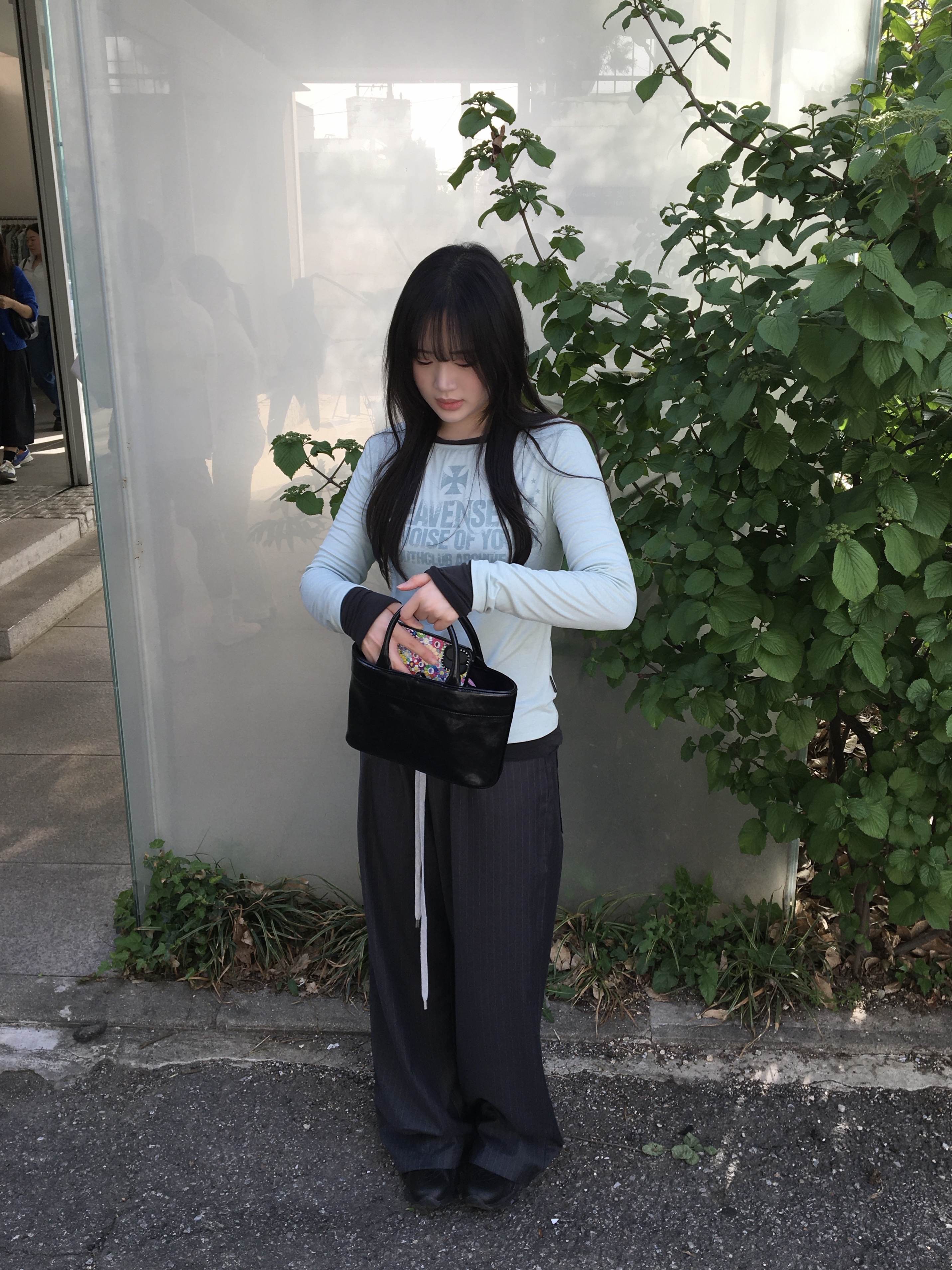 Casetify x Murakami Takashi iPhone Flowers Bloom Rainbow Phone Magsafe Impact Case 착용 스타일