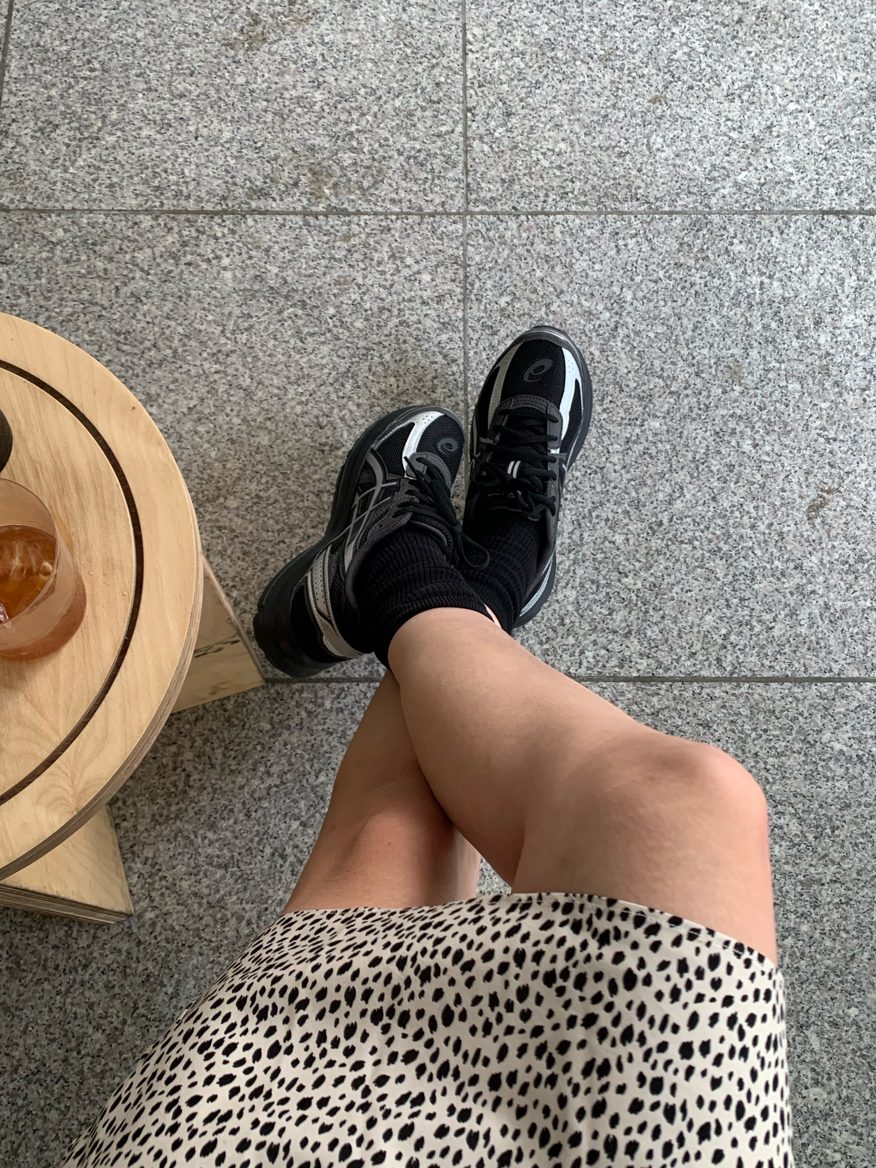 Asics Jog 100 S Black Pure Silver - D Standard 착용 스타일 - 1