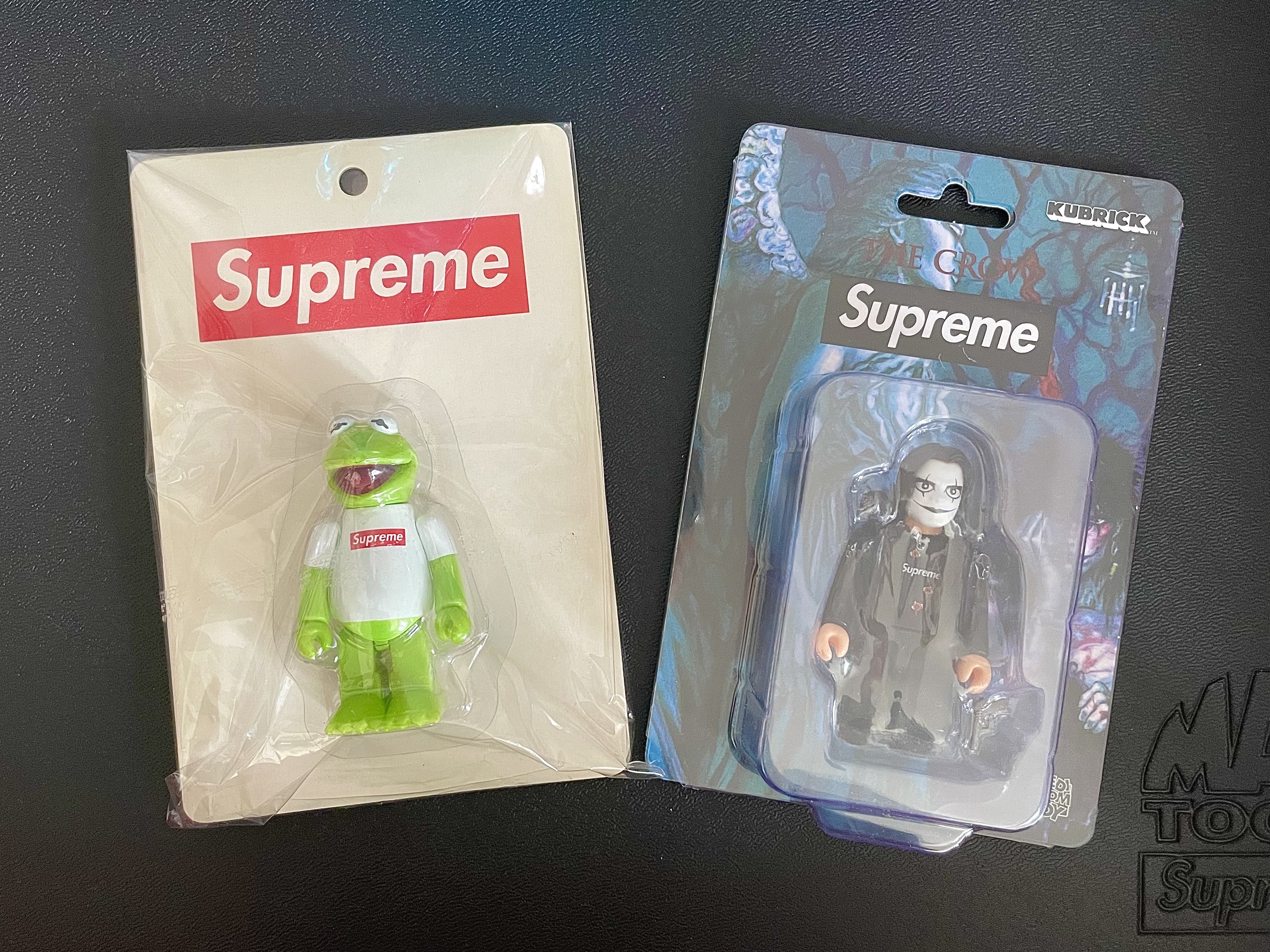Supreme x The Crow Kubrick 100% Black - 21FW 착용 스타일