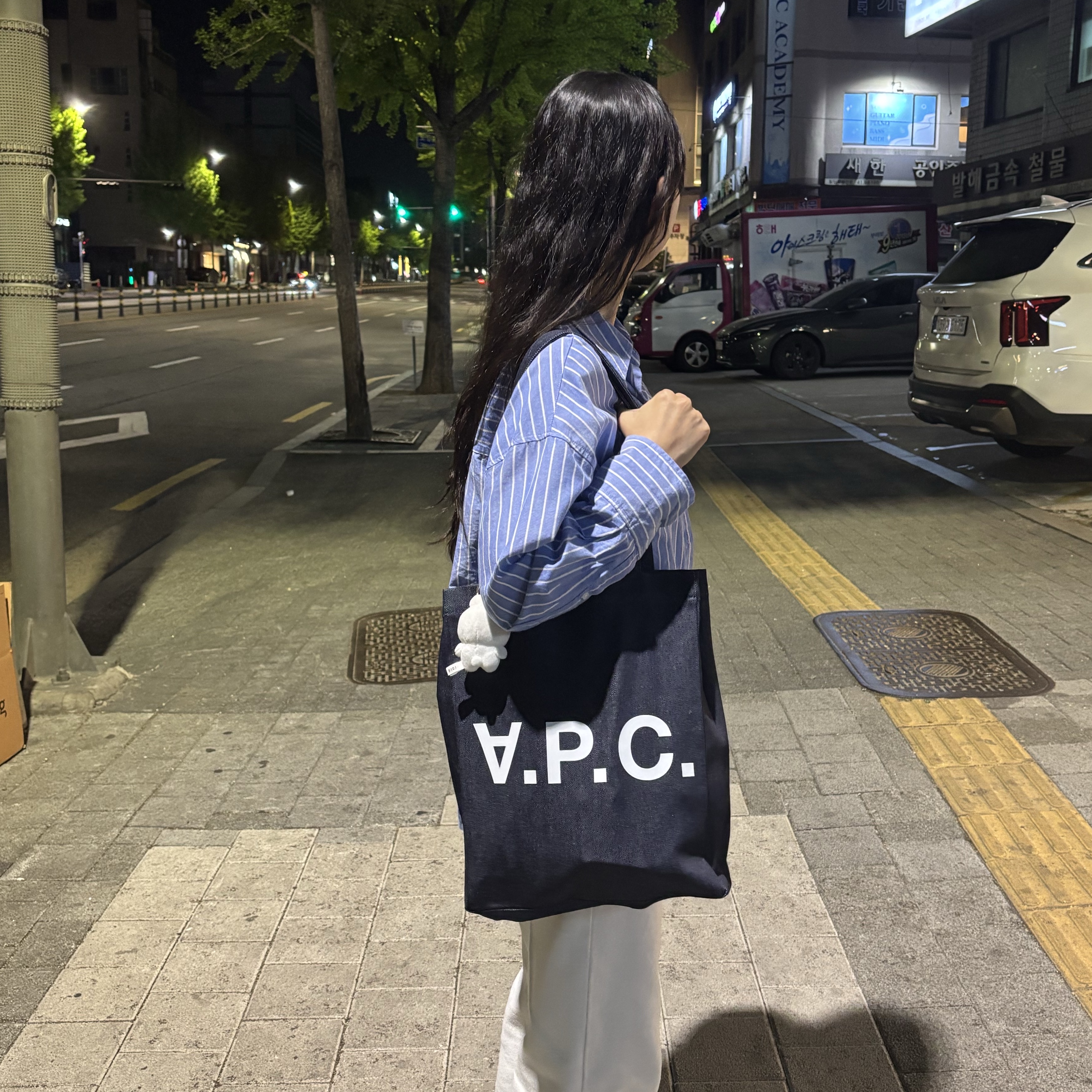 A.P.C. Laure Tote Bag Blue 착용 스타일