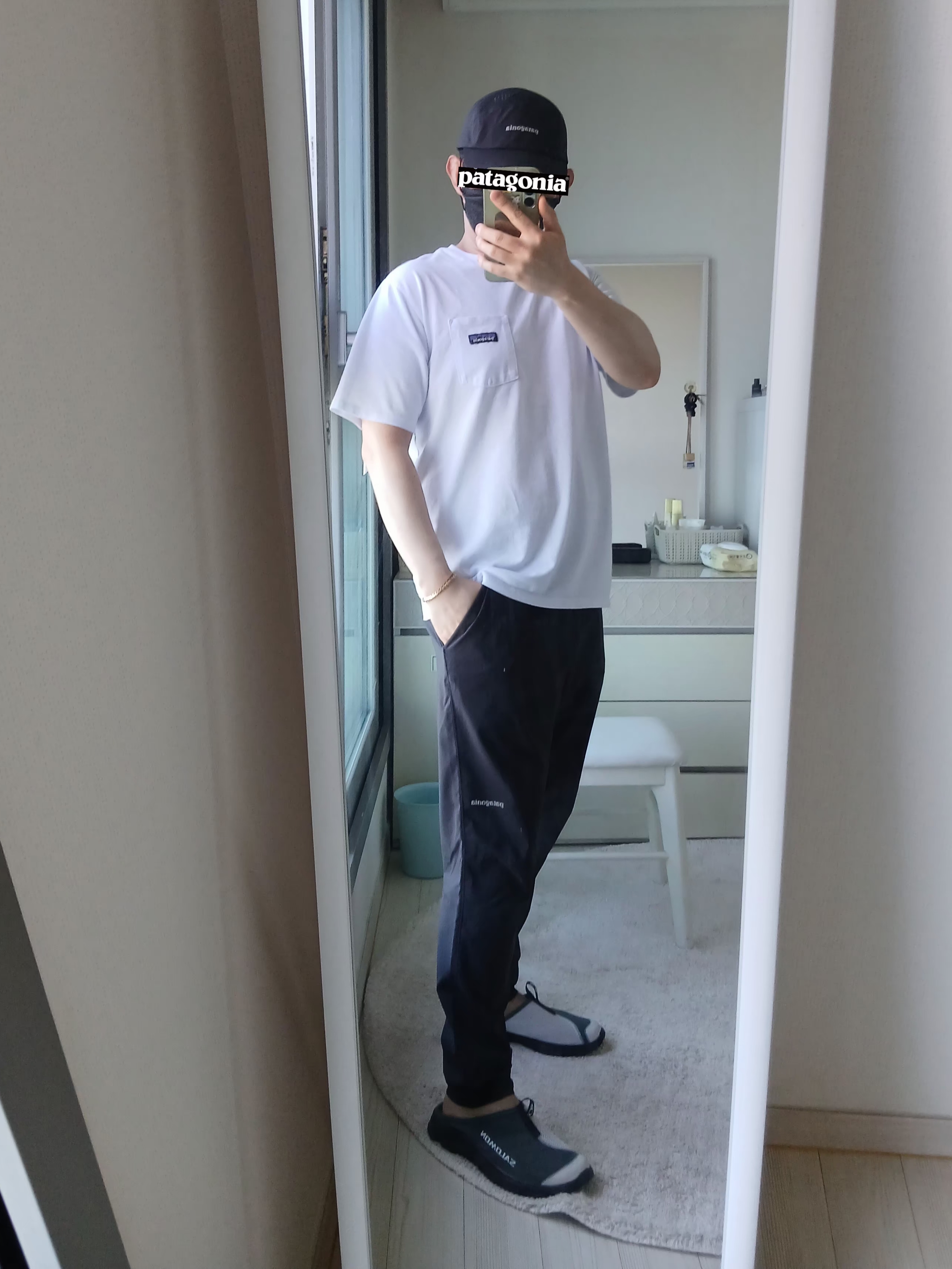 Patagonia Daily Pocket Short Sleeve T-Shirt Birch White, Patagonia Terrebonne Joggers Black 착용 스타일 - 2