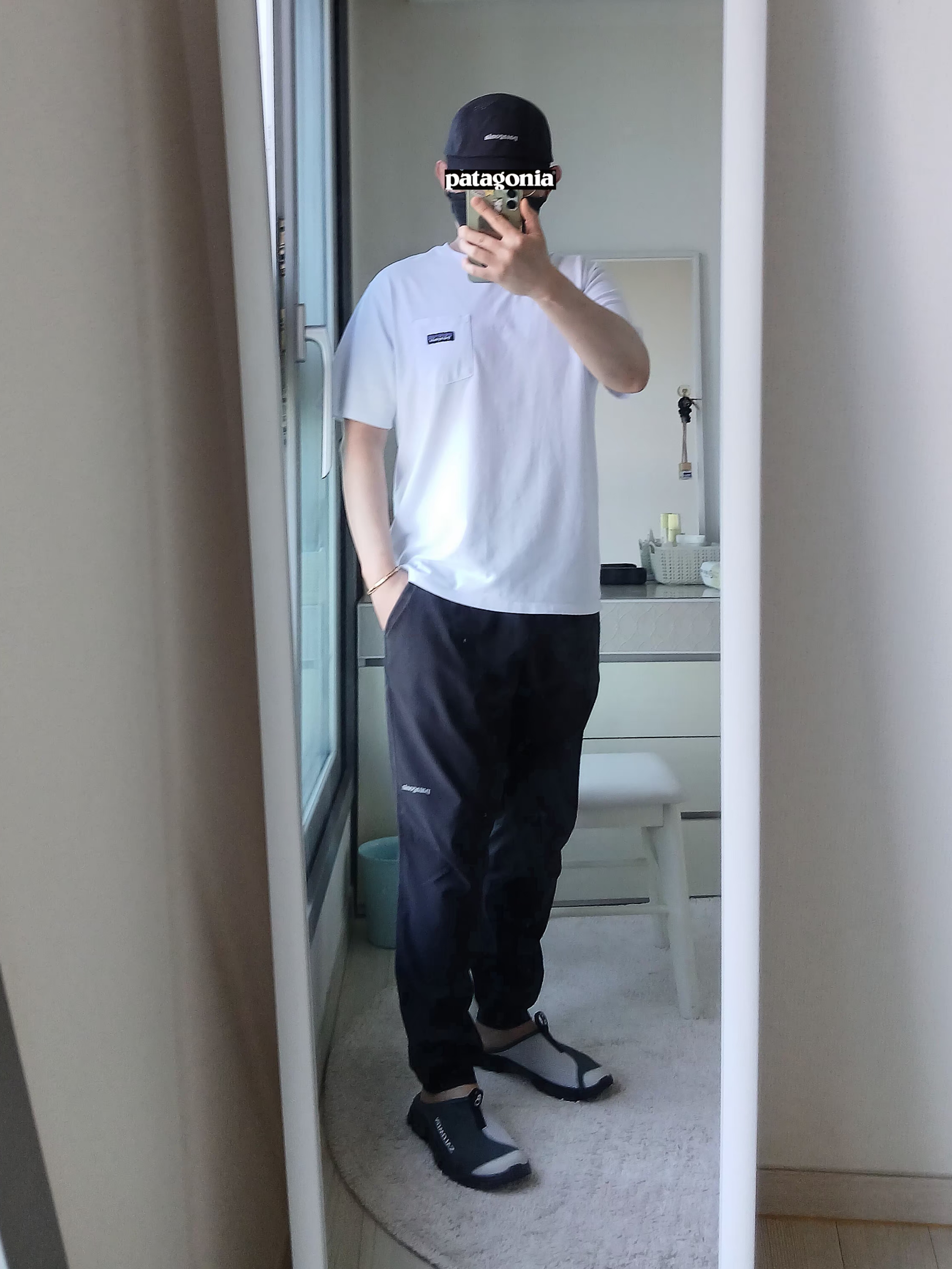 Patagonia Daily Pocket Short Sleeve T-Shirt Birch White, Patagonia Terrebonne Joggers Black 착용 스타일 - 1