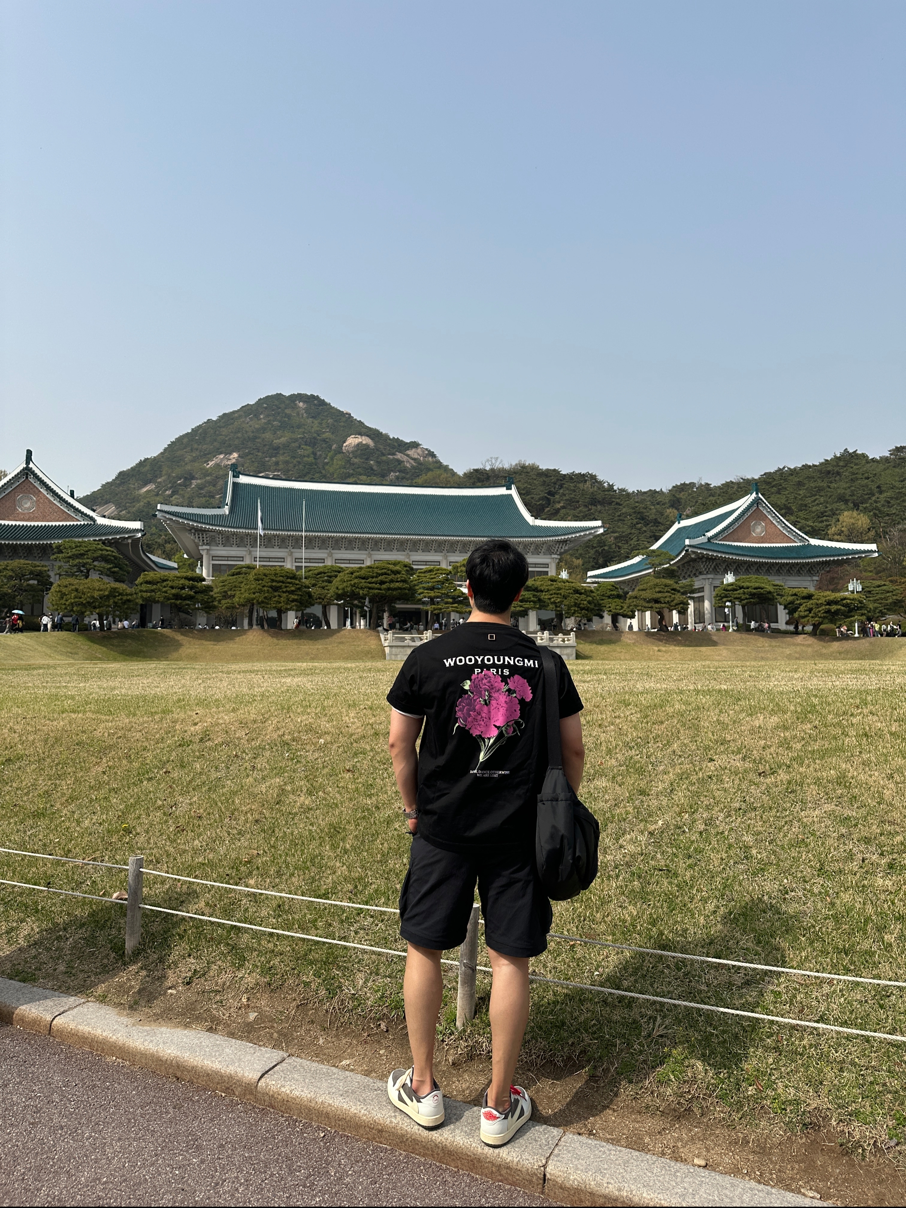 Wooyoungmi Flower Print Back Logo T-Shirt Black - 21SS 착용 스타일