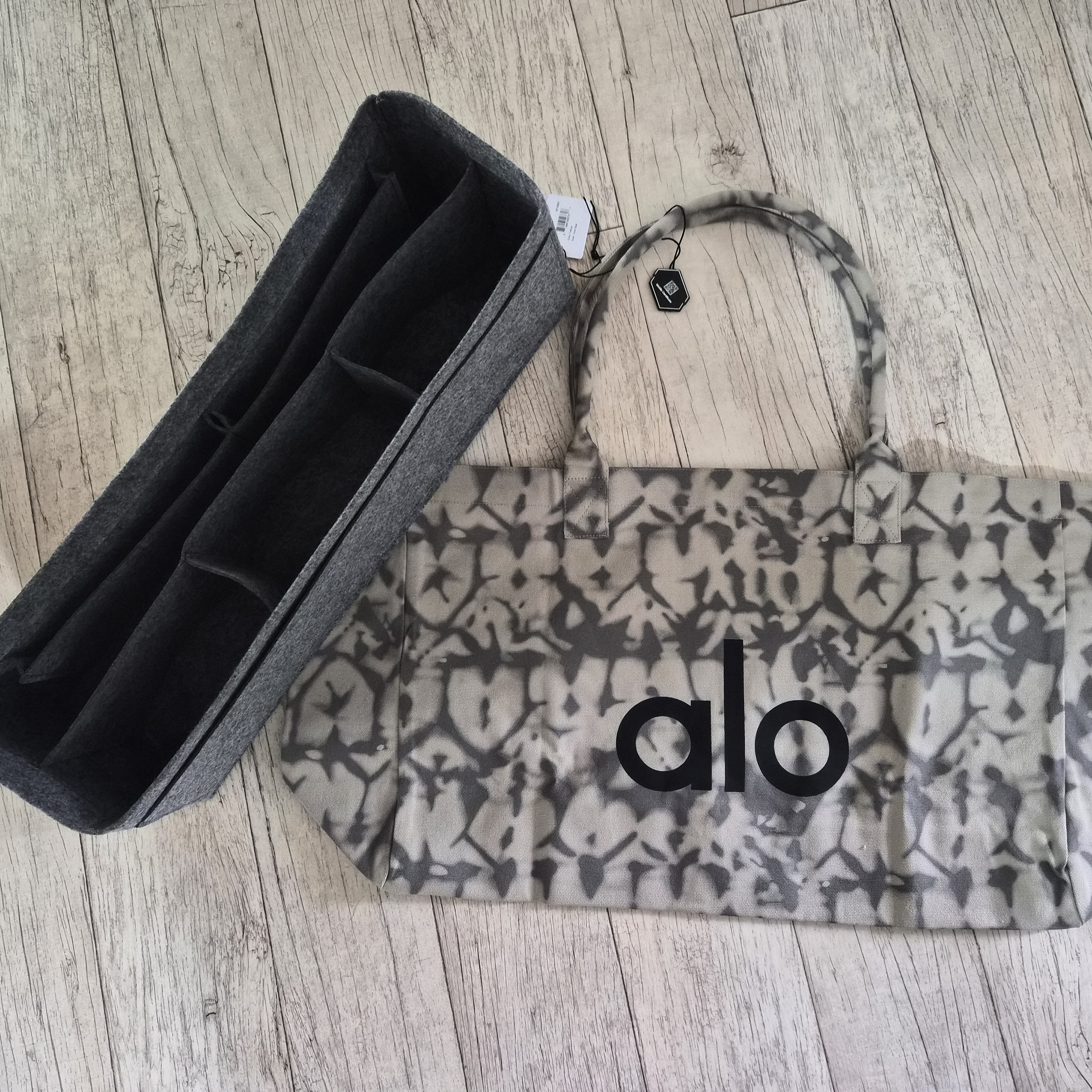 Alo Yoga Iconic Shopper Tote Bag Grey Tiedye 착용 스타일 - 2