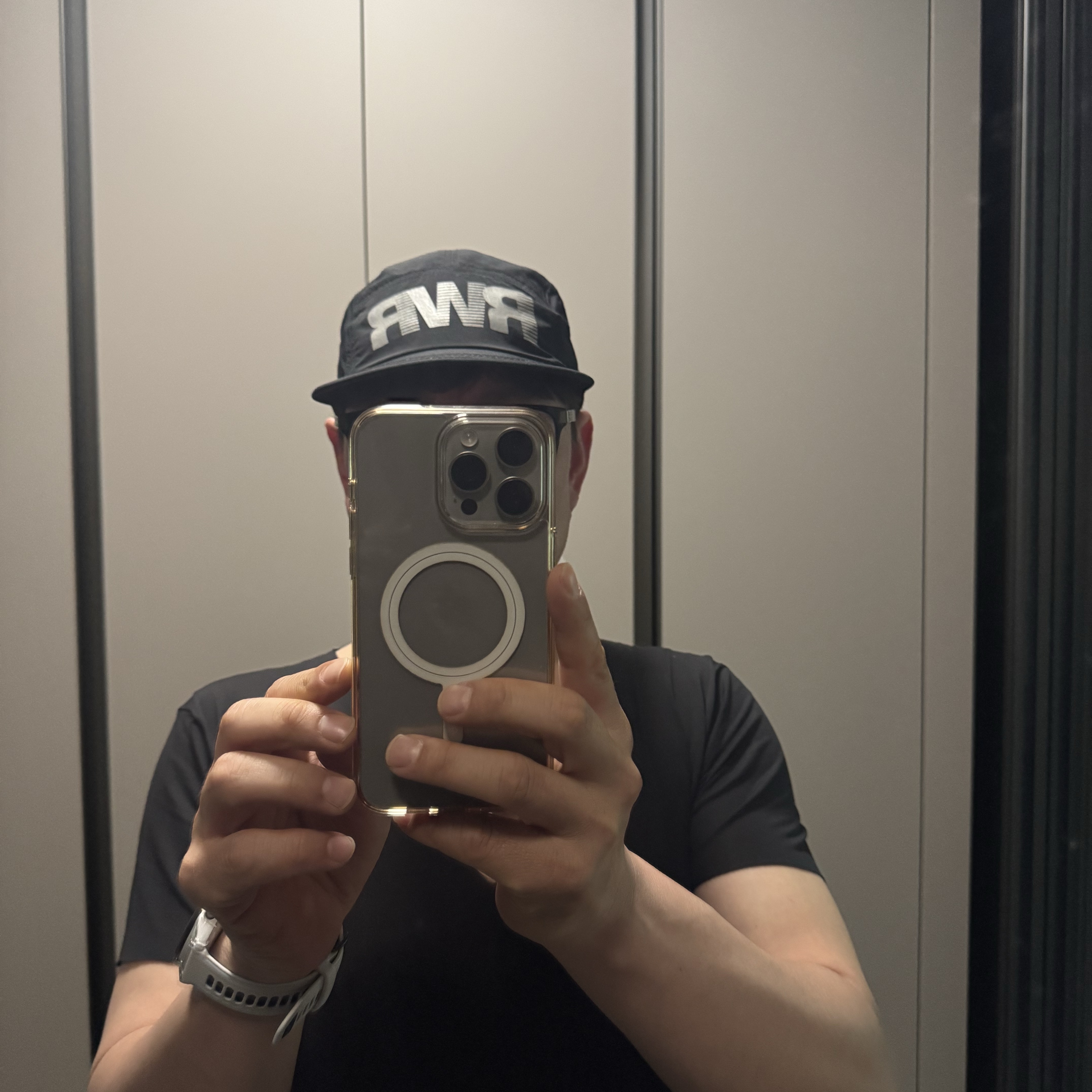 [KREAM 단독] runwhither Trail Cap Black, [KREAM 단독] runwhither 5inch Shorts Khaki 착용 스타일 - 1