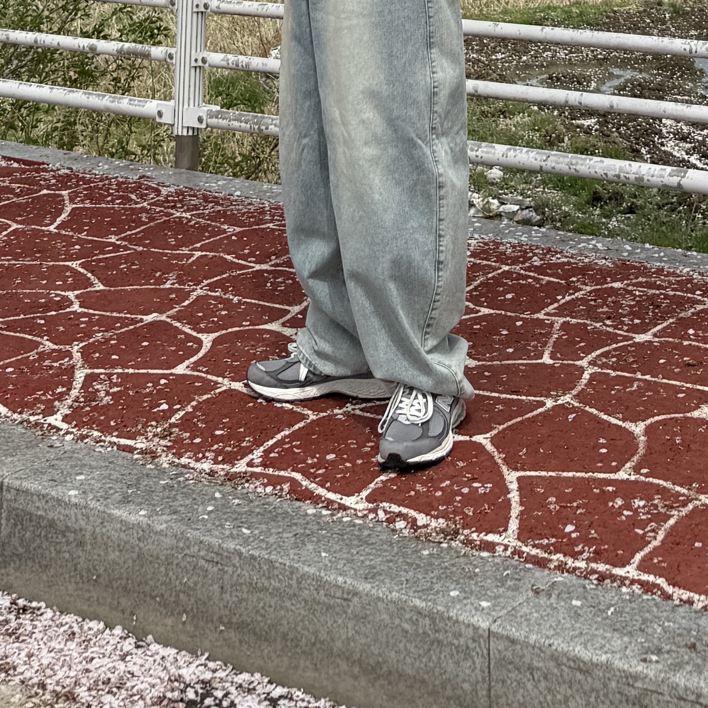 New Balance 2002R Premium Vintage Grey 착용 스타일