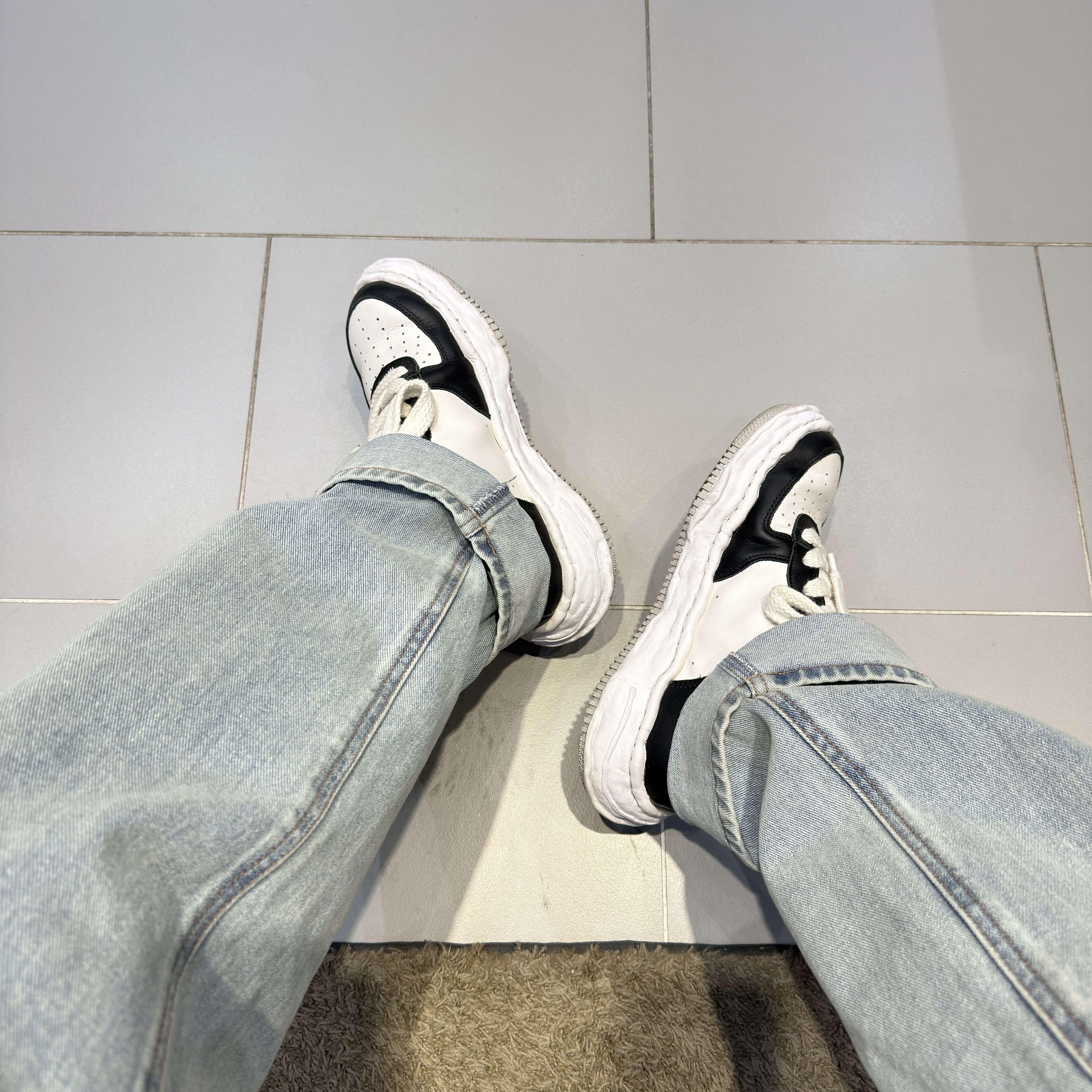 Maison Mihara Yasuhiro Wayne OG Sole Leather Low-top Sneakers Black White 착용 스타일 - 2