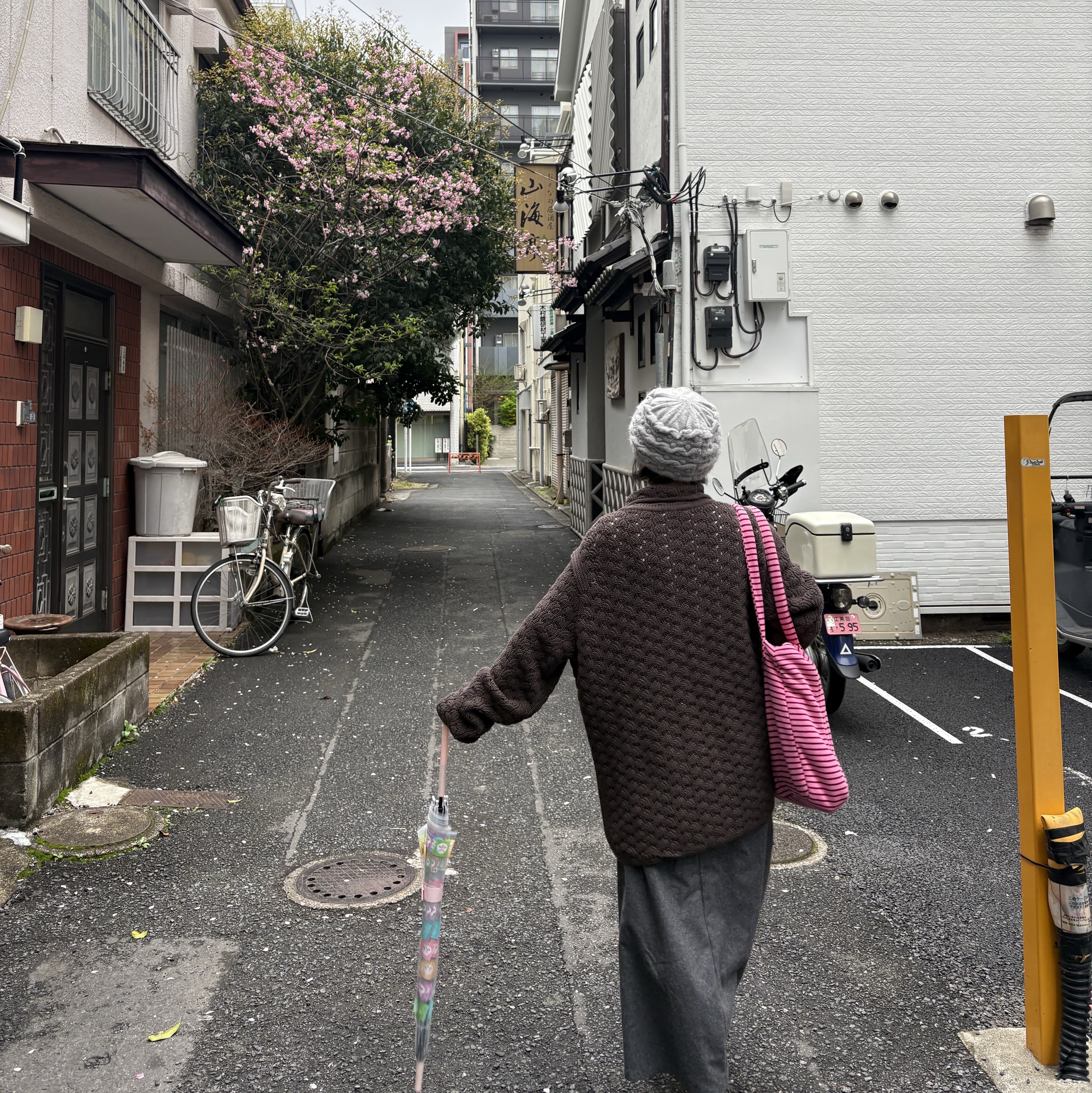 COYSEIO 038 Stripe Tote Bag Pink, (W) Coyseio Wave Knit Cardigan Dark Brown 착용 스타일 - 2