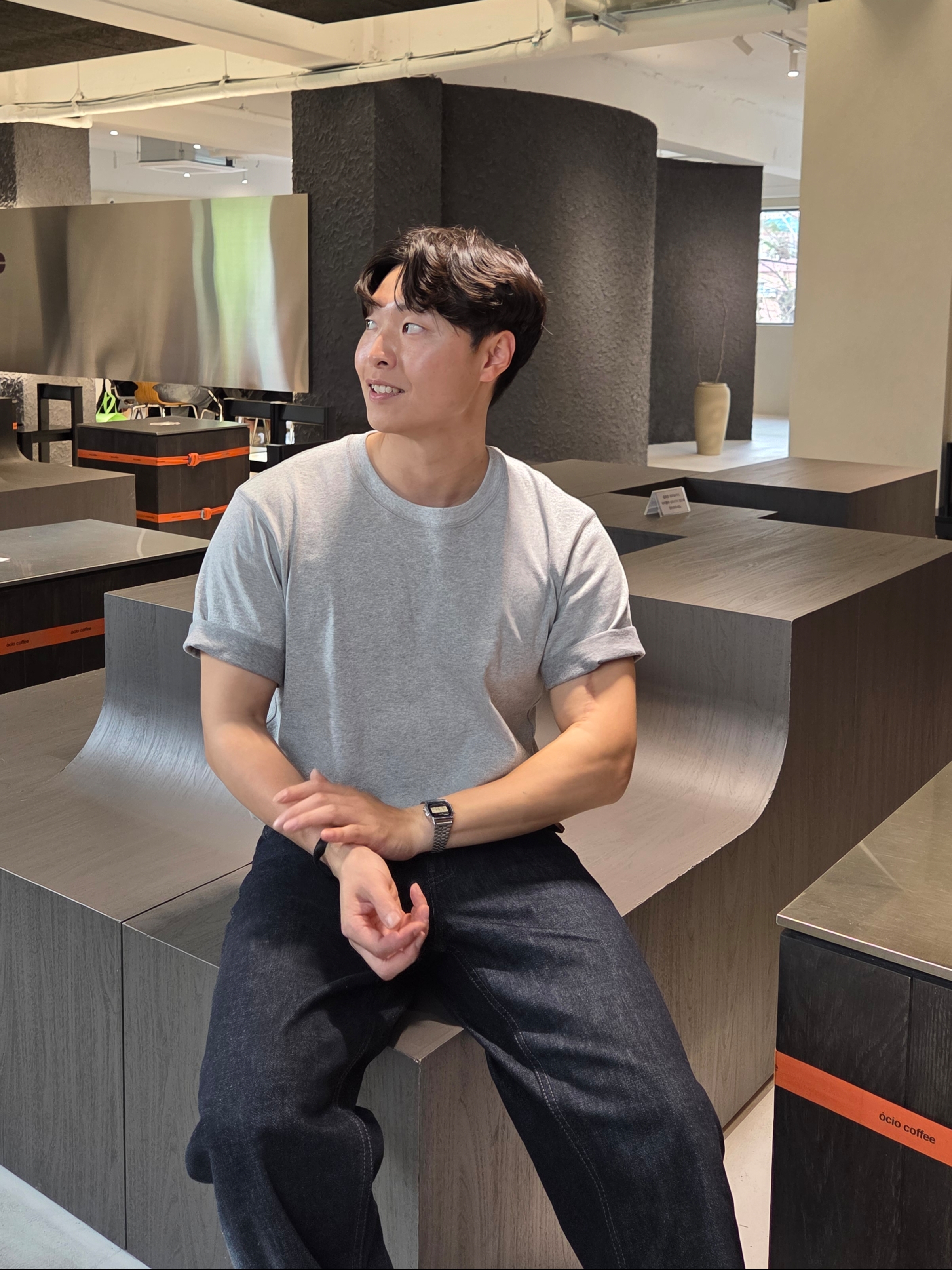 Uniqlo x JW Anderson Bi-Color T-Shirt Grey, Uniqlo x JW Anderson Selvedge Straight Jeans Navy 착용 스타일 - 10