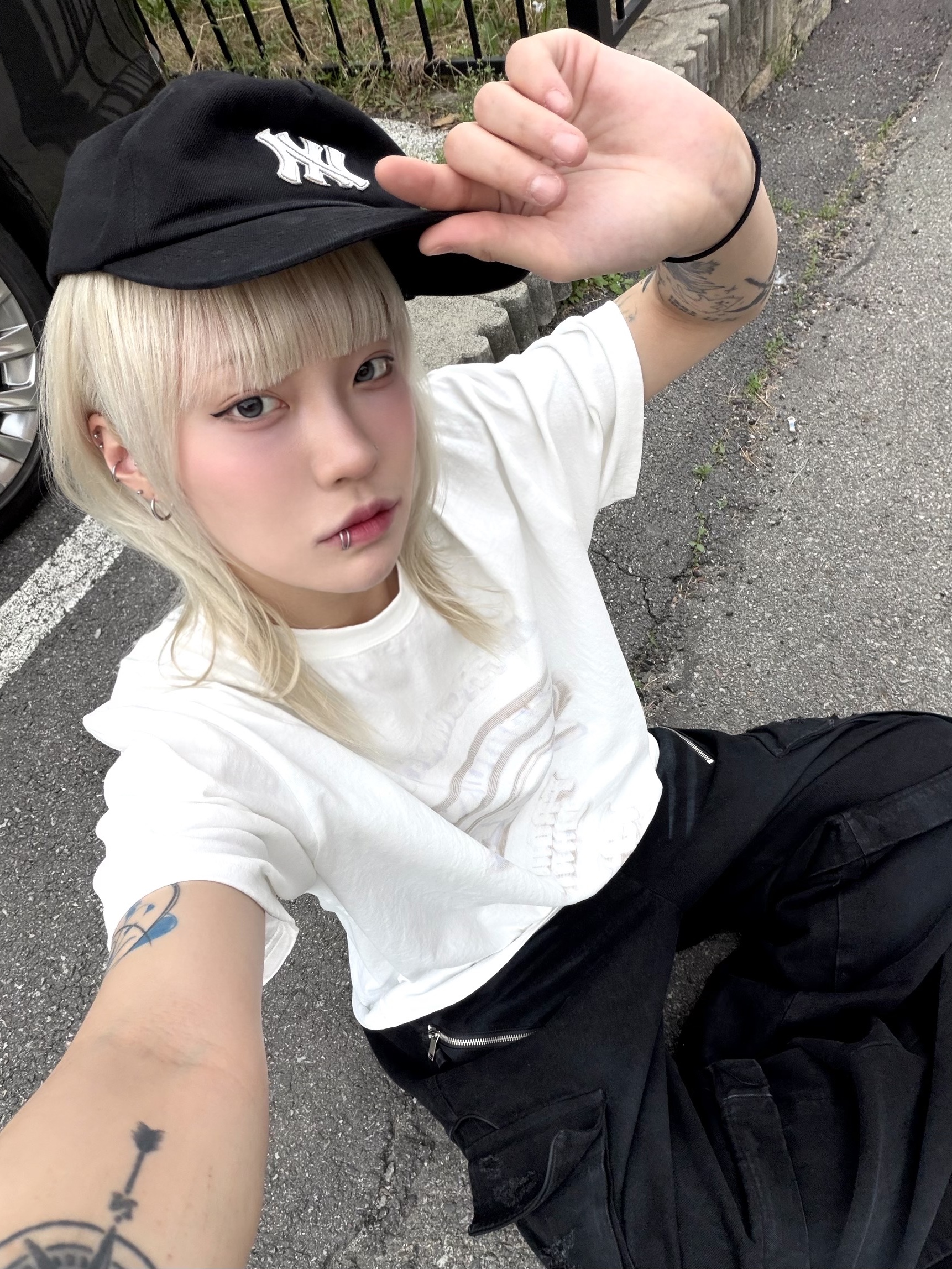 Farfromwhat Far Patch Logo Cap Black, Farfromwhat Far Front Multi Logo T-Shirts White 착용 스타일