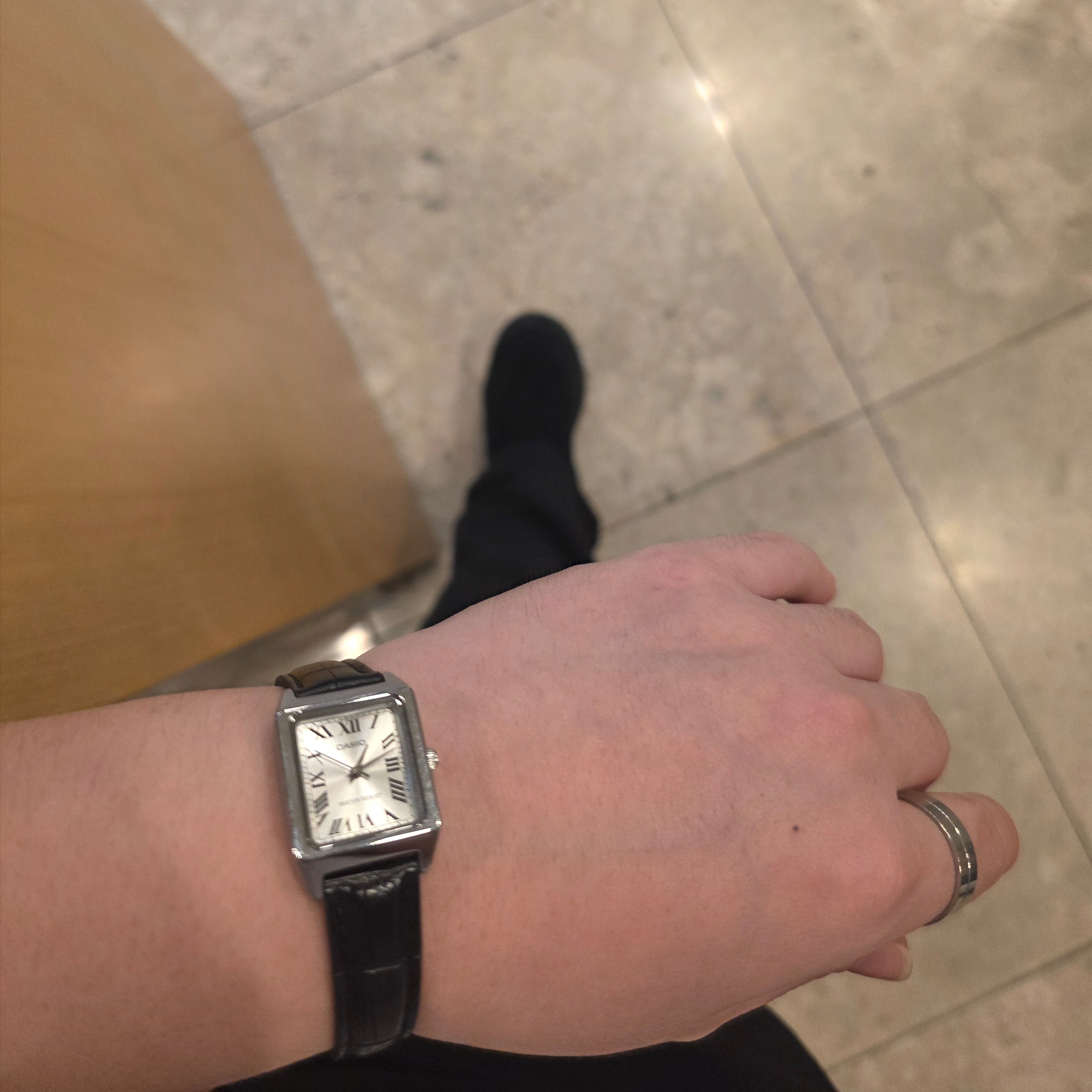 Casio LTP-V007L-7B1 착용 스타일