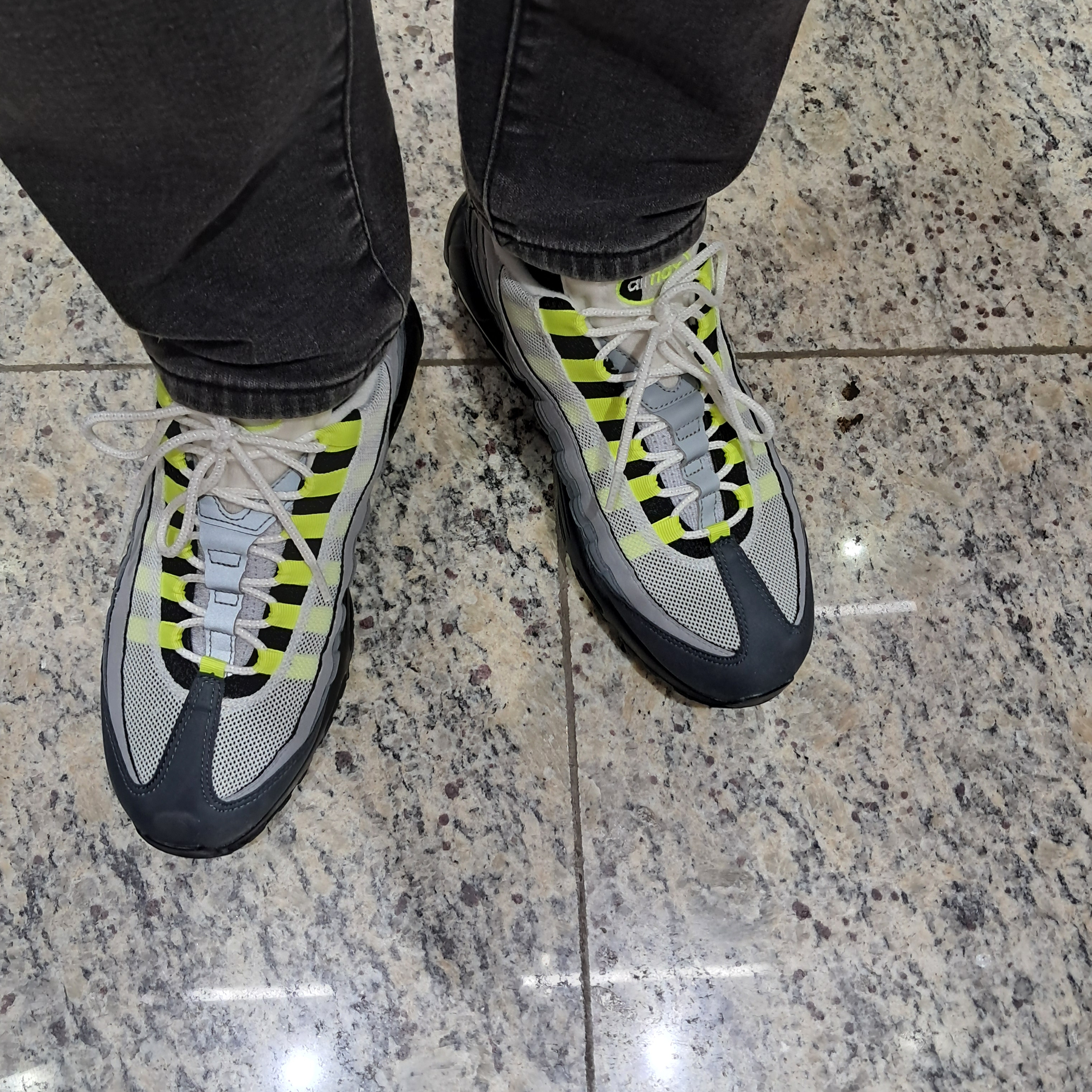 Nike Air Max 95 OG Neon Yellow 2020 착용 스타일 - 3