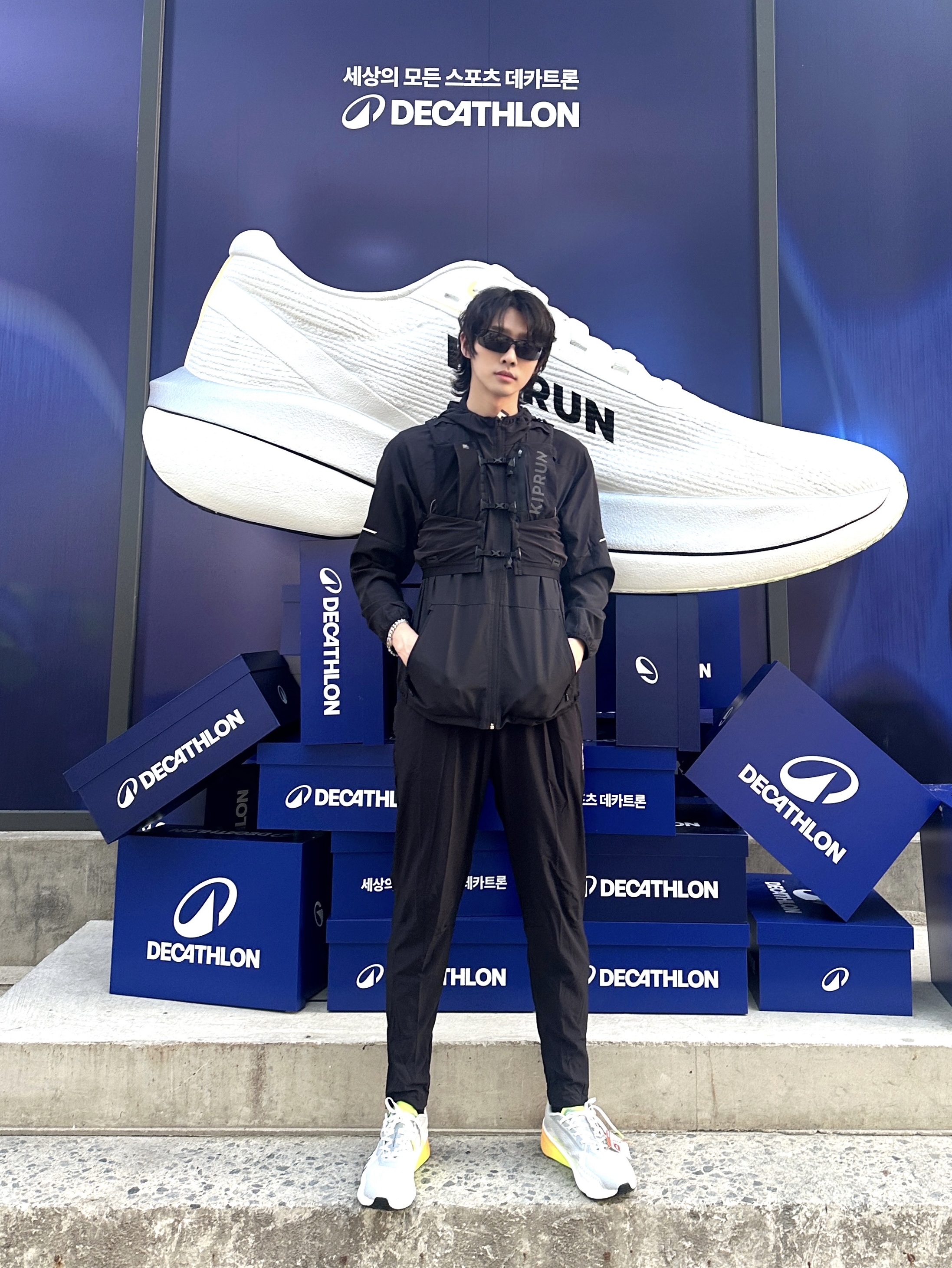 DECATHLON Adult Sports Sunglasses Category 3 MH500 Smoked Black, DECATHLON Men's Running Shoes Kiprun Kipcore Premium Silver Grey 착용 스타일 - 4
