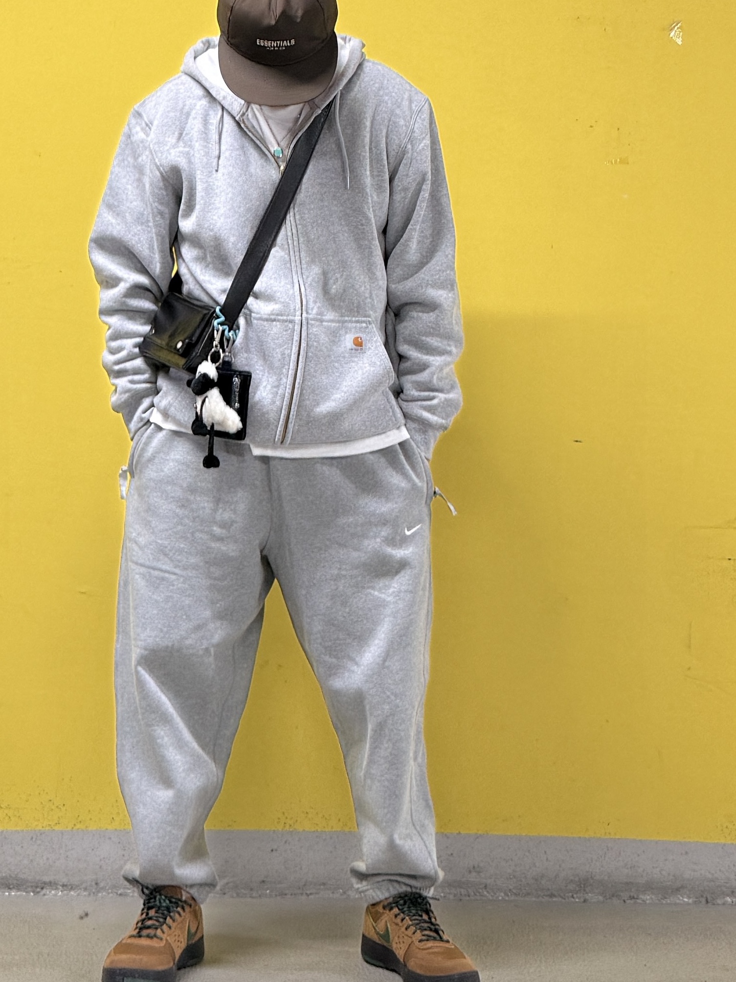 Essentials x New Era Retro Crown Strapback Brown, Carhartt Loose Fit Midweight Full Zip Sweatshirt Heather Grey 착용 스타일