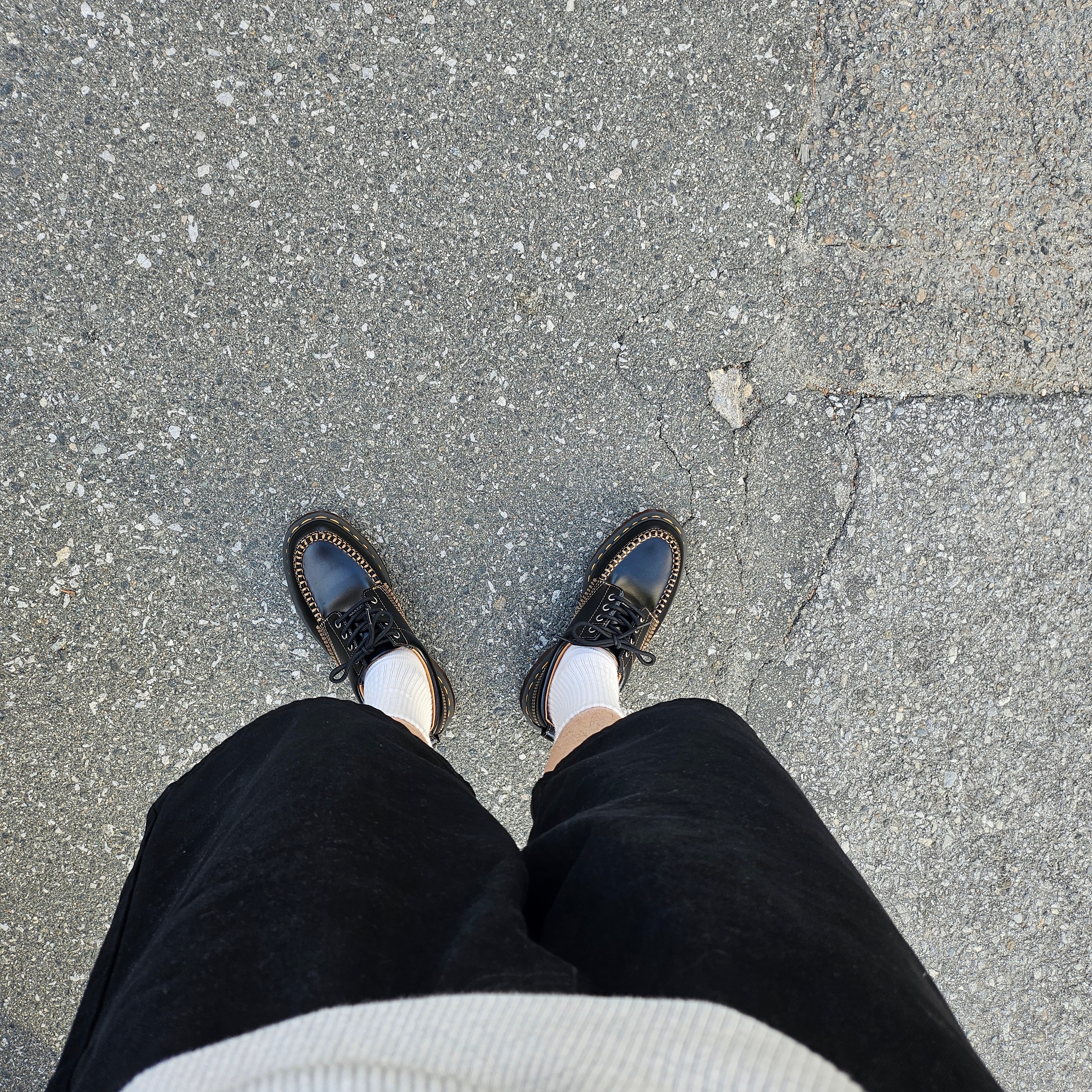 Dr. Martens Lowell Leather Moc Toe Shoes Black Analine 착용 스타일