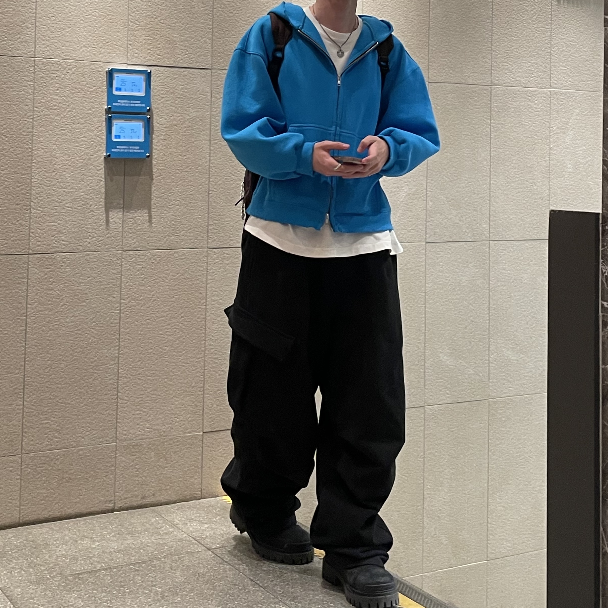 STU Hoodie Zip-Up In Blue 착용 스타일 - 1