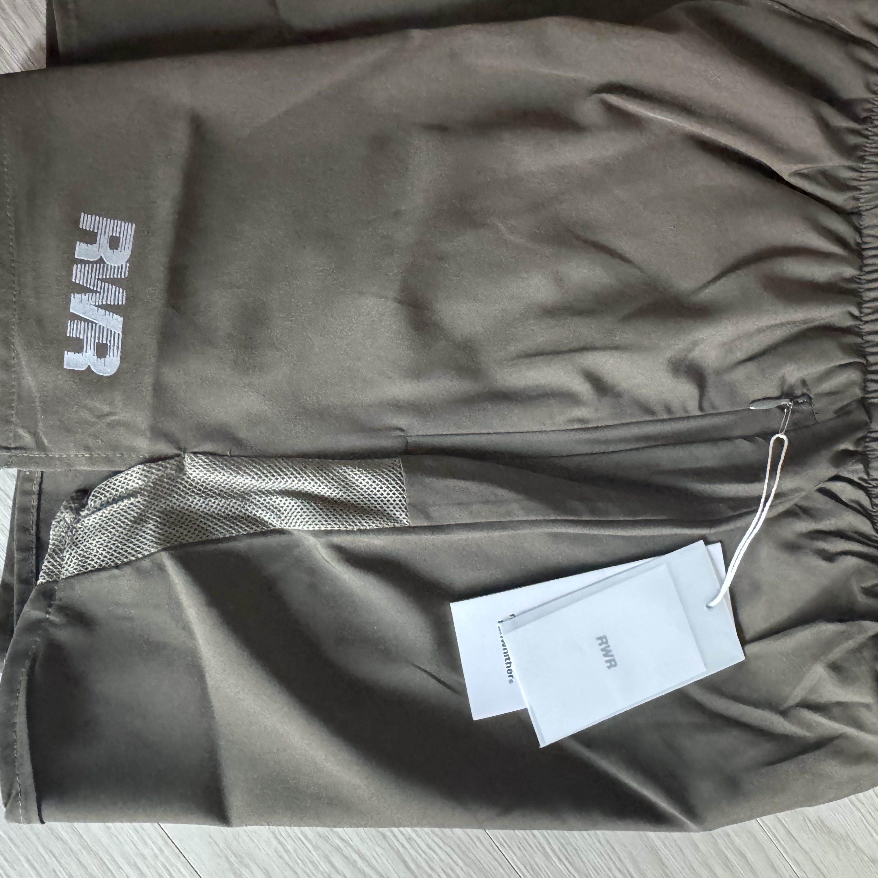 [KREAM 단독] runwhither 5inch Shorts Khaki 착용 스타일 - 1