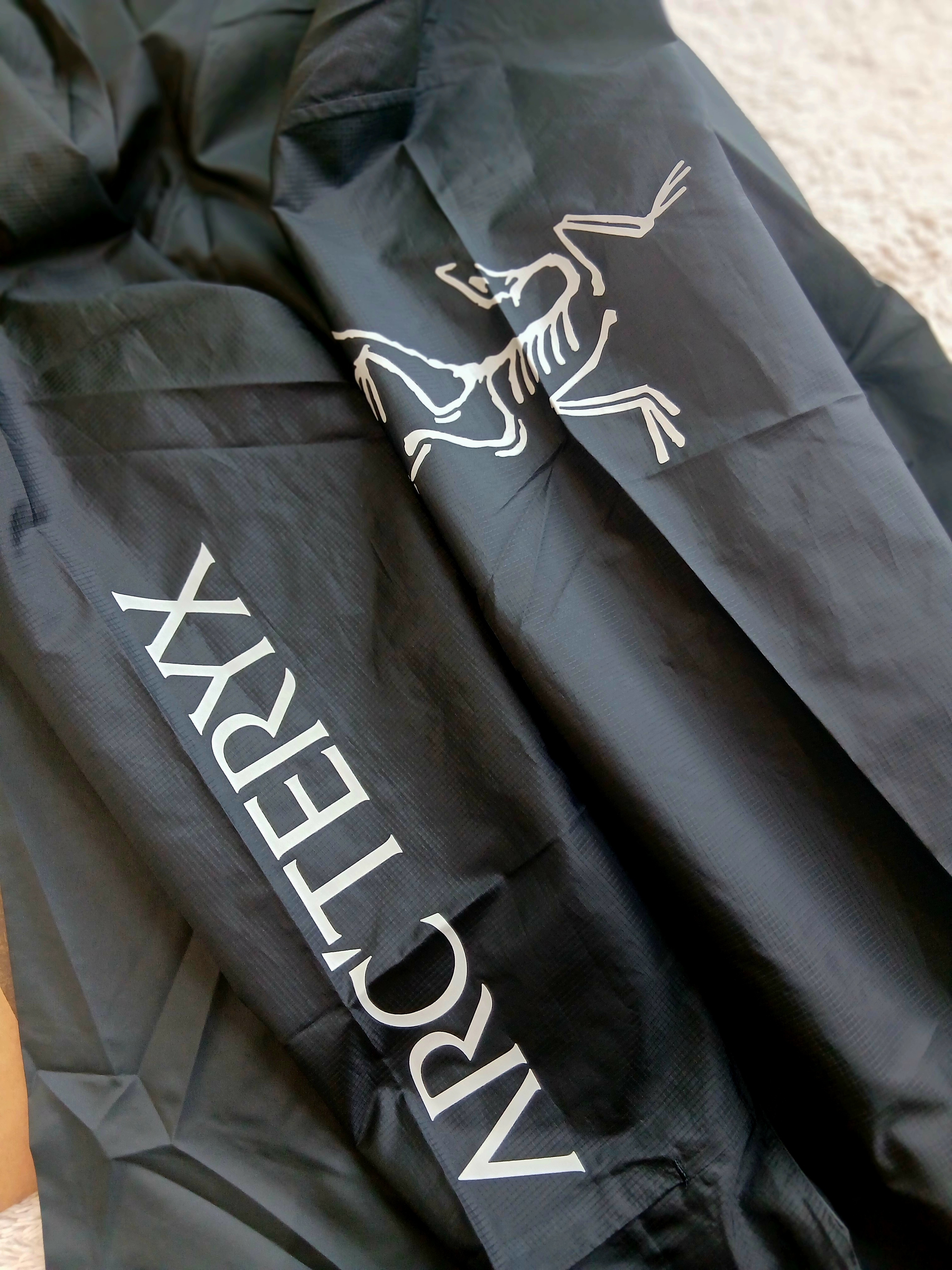 Arc'teryx Norvan Windshell Hoody Black Graphite, Arc'teryx Norvan Windshell Hoody Black Graphite 착용 스타일 - 10