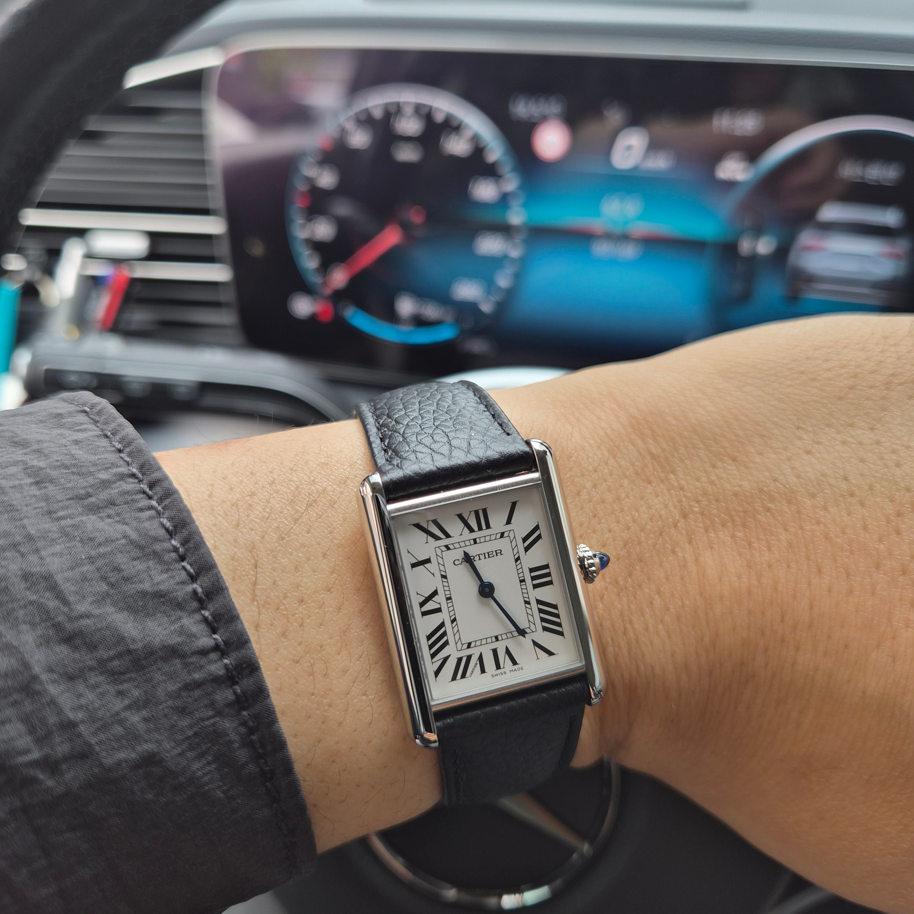 Cartier Tank Must Watch Large Quartz Steel Calfskin Black 착용 스타일