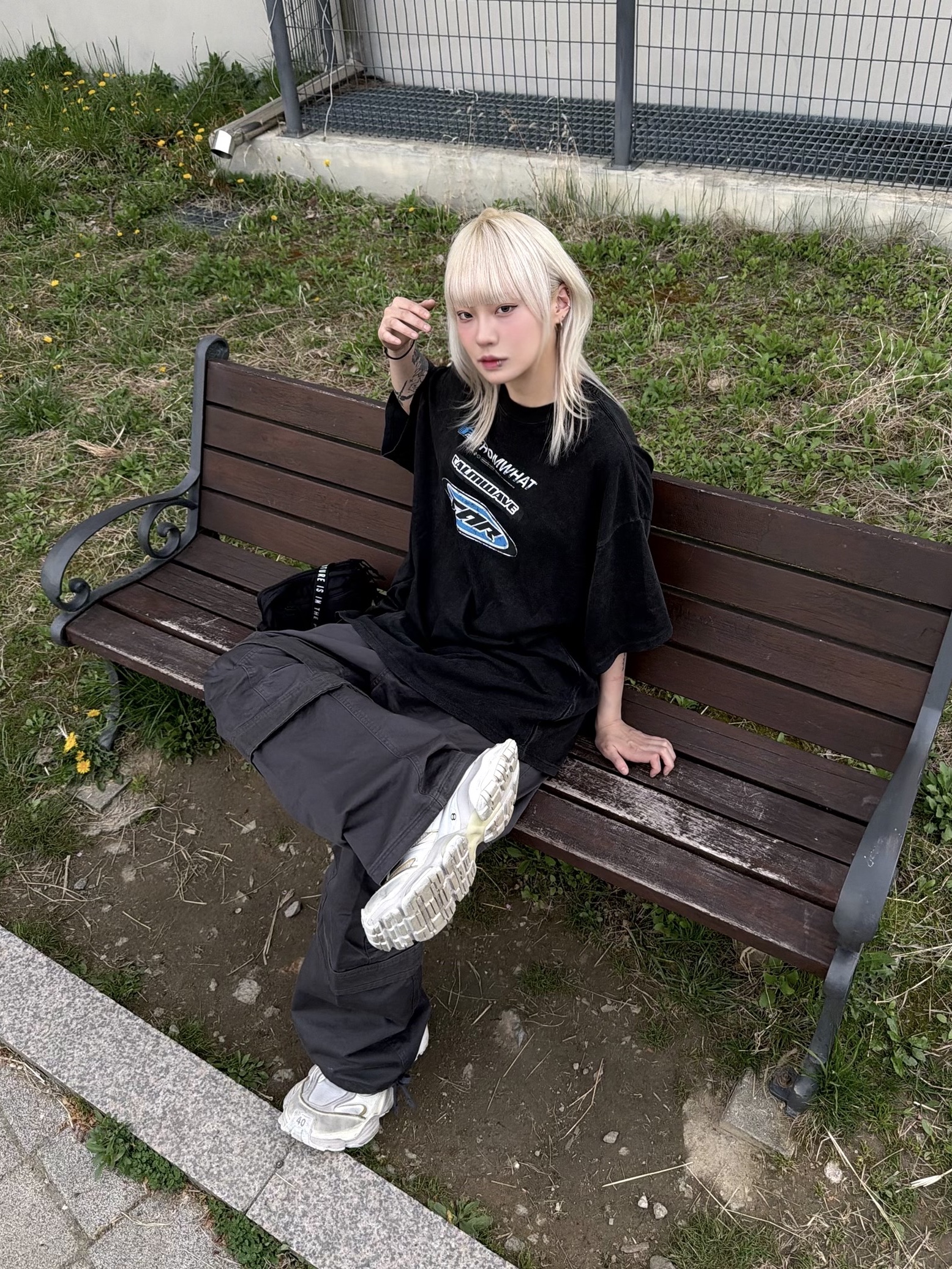 Farfromwhat Far Washed Logo T-Shirt Black, Farfromwhat Far Washed Logo T-Shirts Black 착용 스타일 - 2