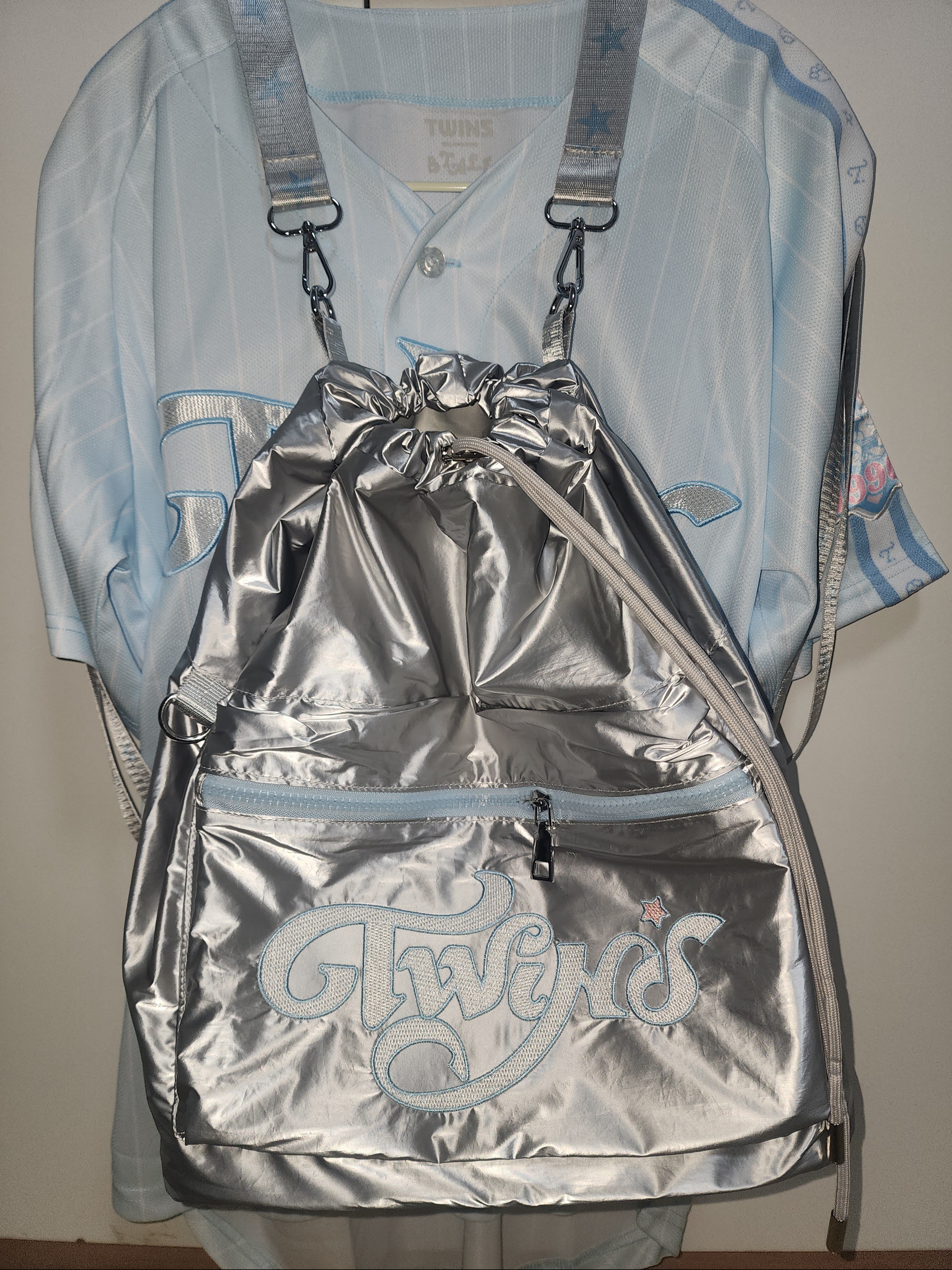 LG Twins X Bloomingtale String Bag Silver, LG Twins X Bloomingtale Baseball Jersey Sky Blue 착용 스타일 - 1