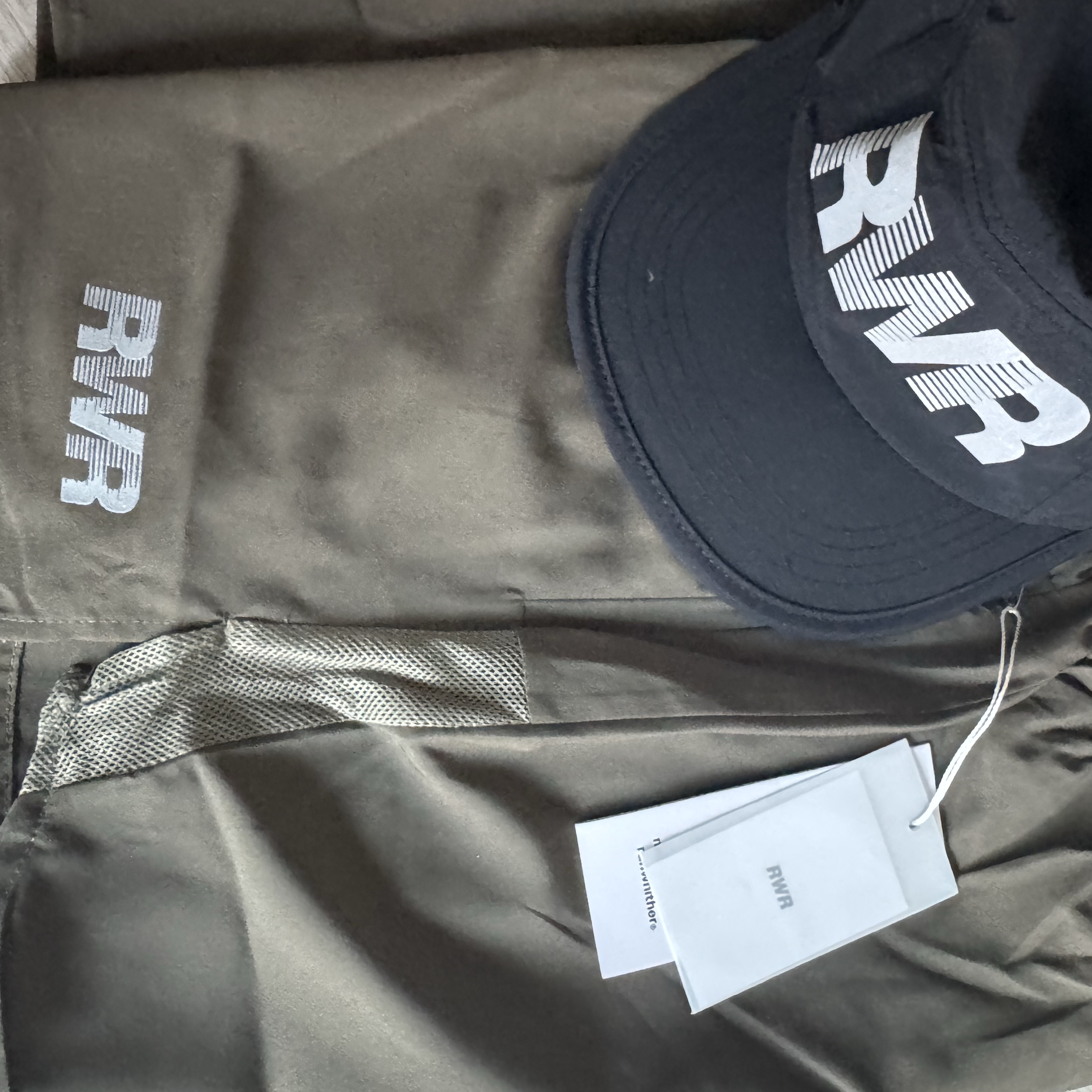 [KREAM 단독] runwhither Trail Cap Black, [KREAM 단독] runwhither 5inch Shorts Khaki 착용 스타일 - 3