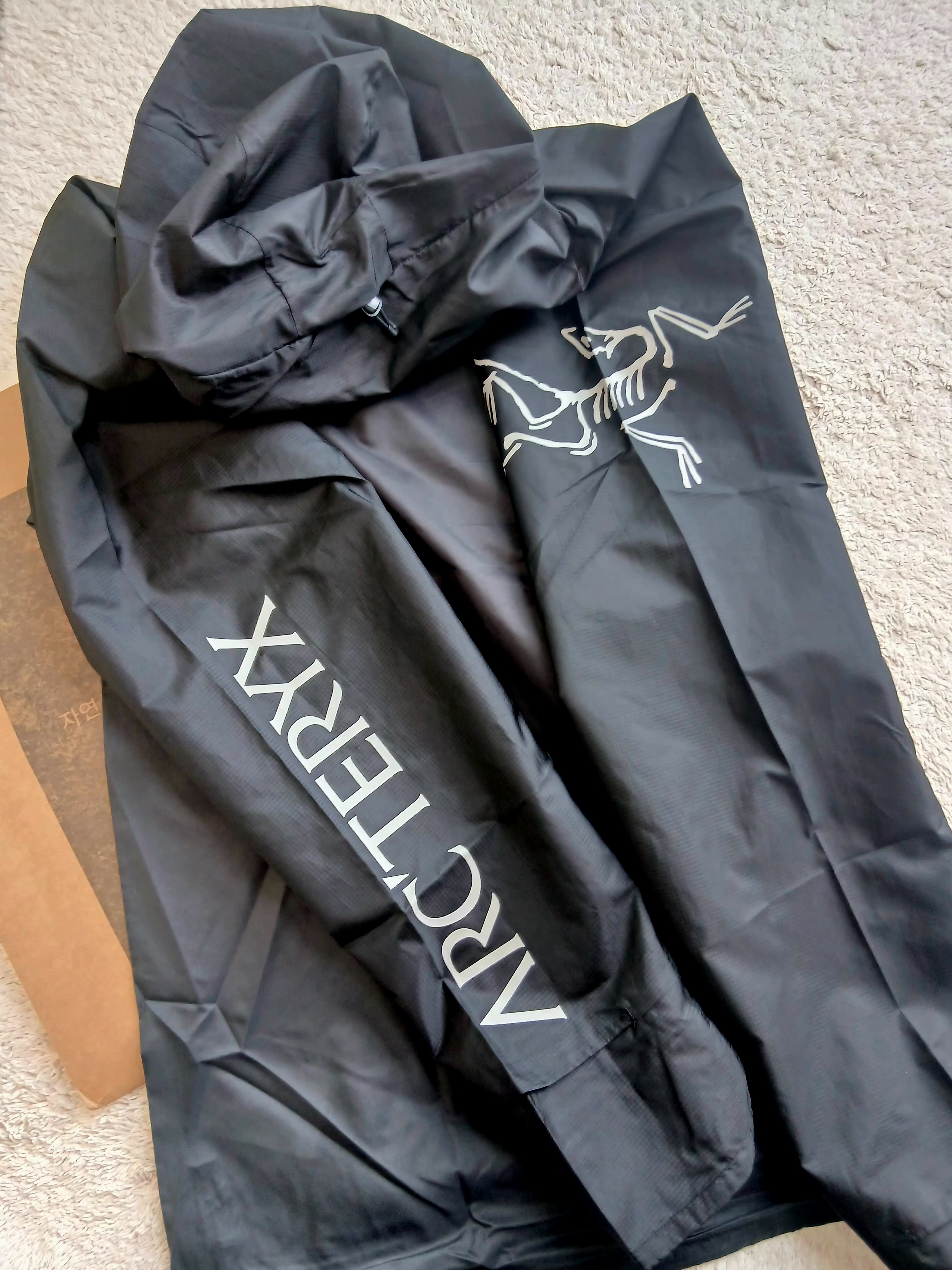 Arc'teryx Norvan Windshell Hoody Black Graphite, Arc'teryx Norvan Windshell Hoody Black Graphite 착용 스타일 - 4