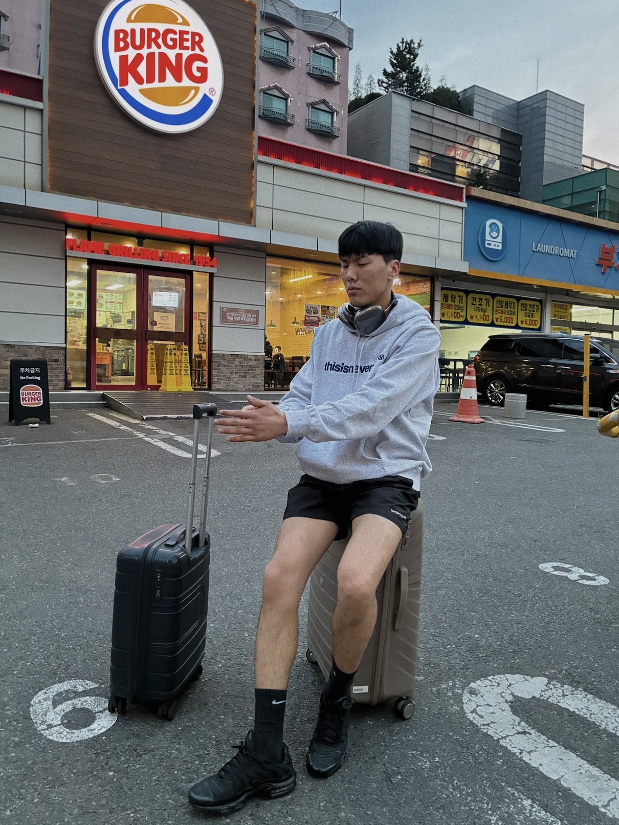 Nike Air Max 95 OG Black Anthracite, Thisisneverthat T-Logo Hoodie Heather Grey 착용 스타일
