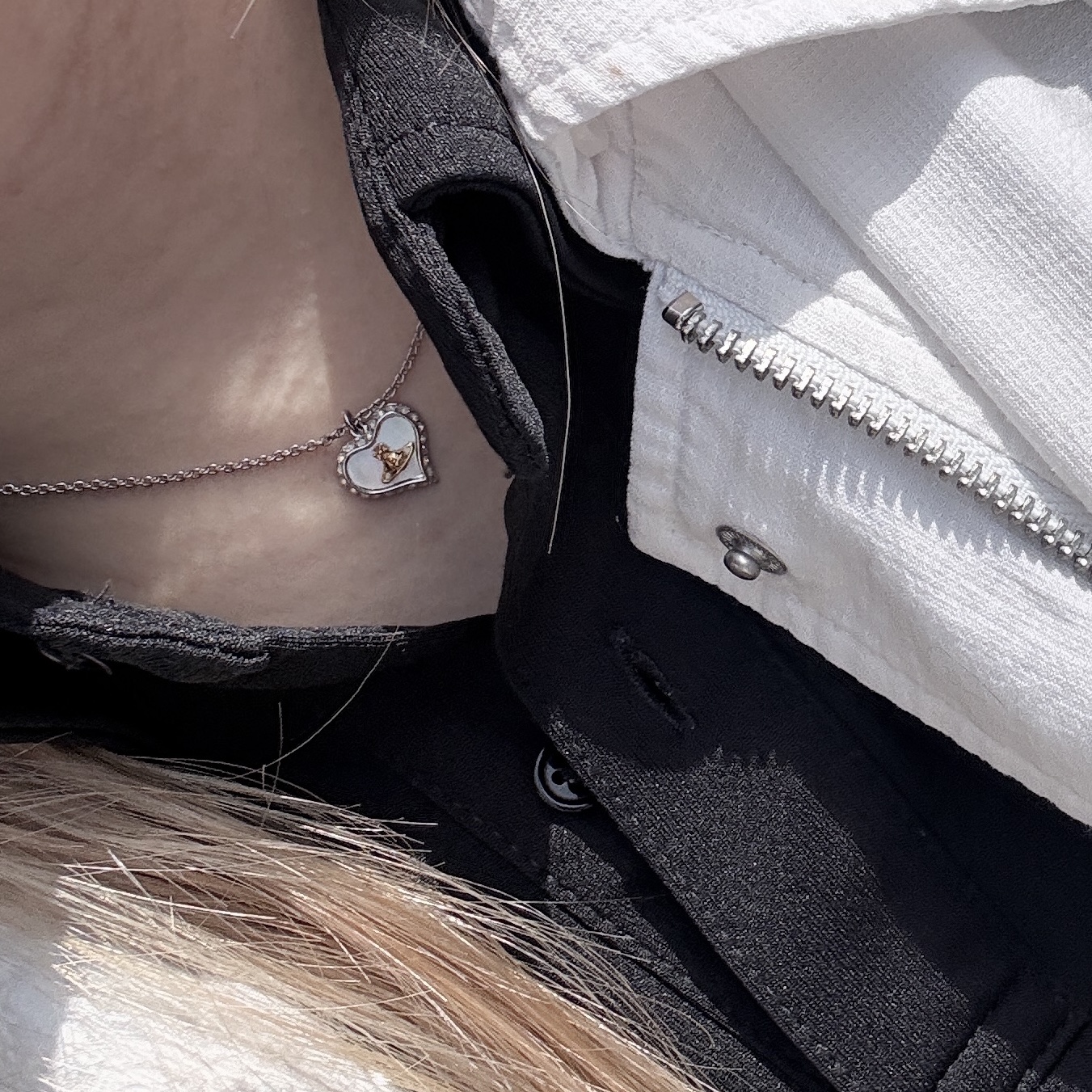 (W) Vivienne Westwood Petra Pendant Gold White 착용 스타일 - 2