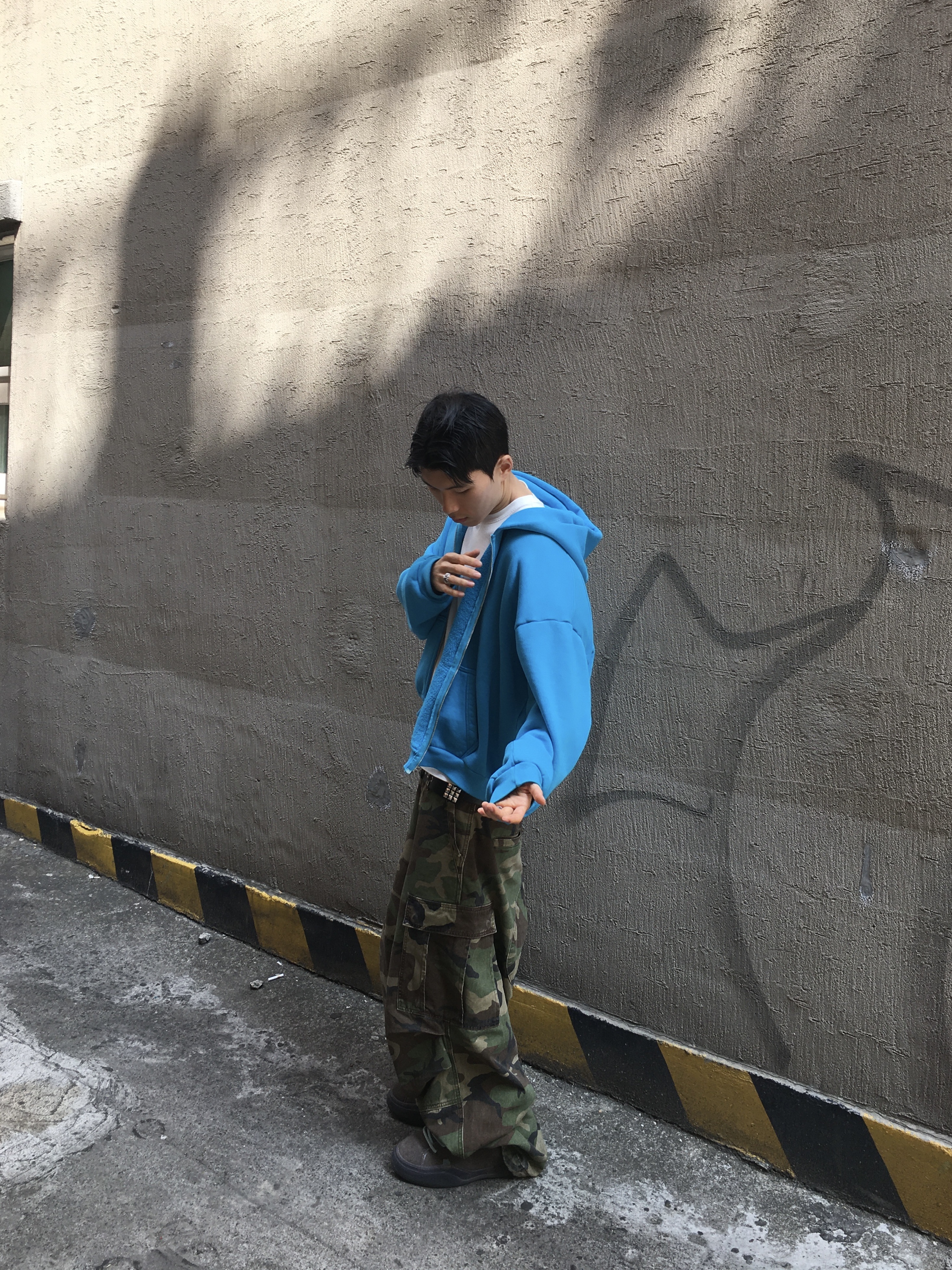 SKYLRK Zip Hoodie Super Blue, NOD Stone Washed Cargo Pants Camo 착용 스타일 - 2