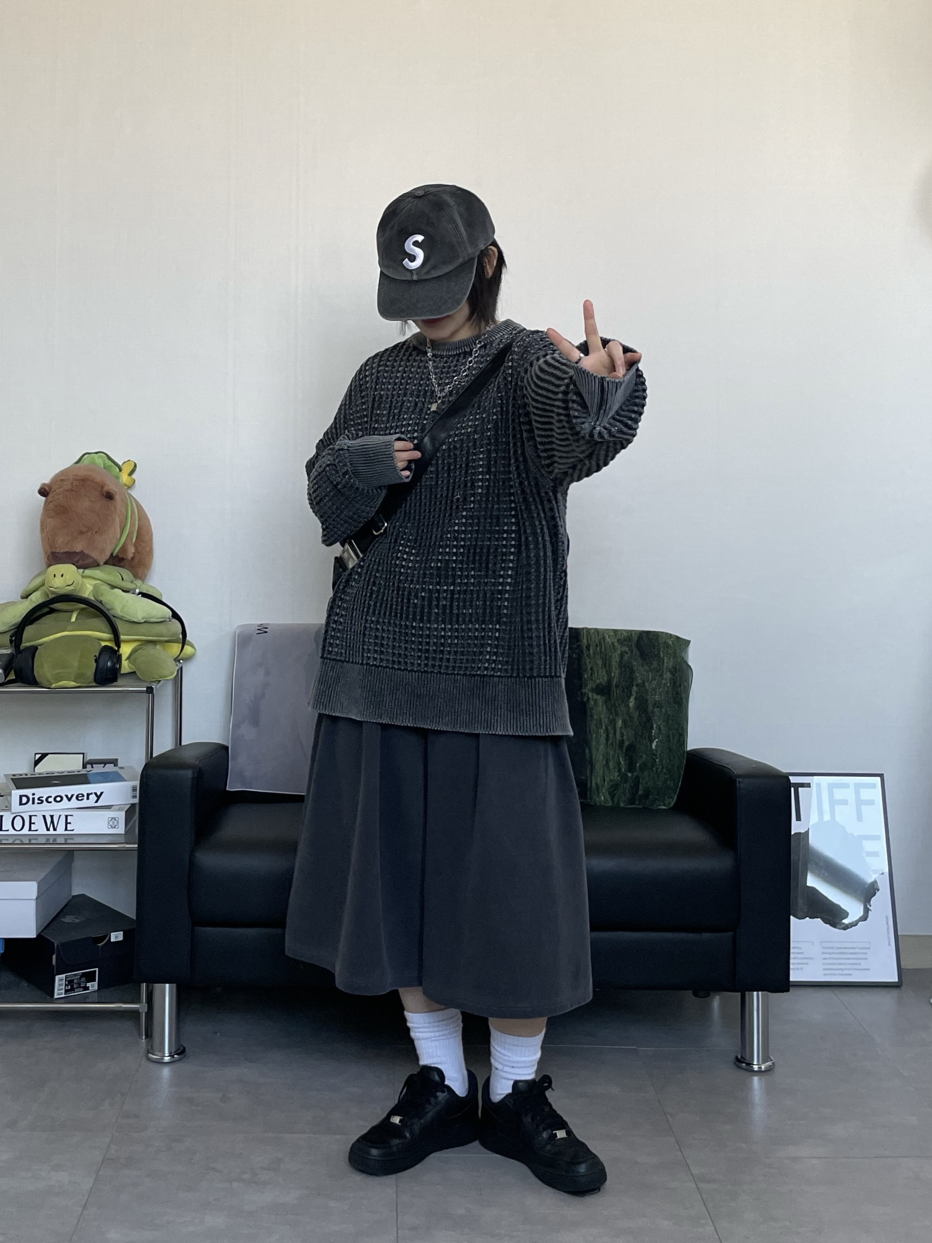 Supreme Pigment S Logo 6-Panel Black - 24FW, (W) Nike Air Force 1 '07 Low Triple Black 착용 스타일 - 1