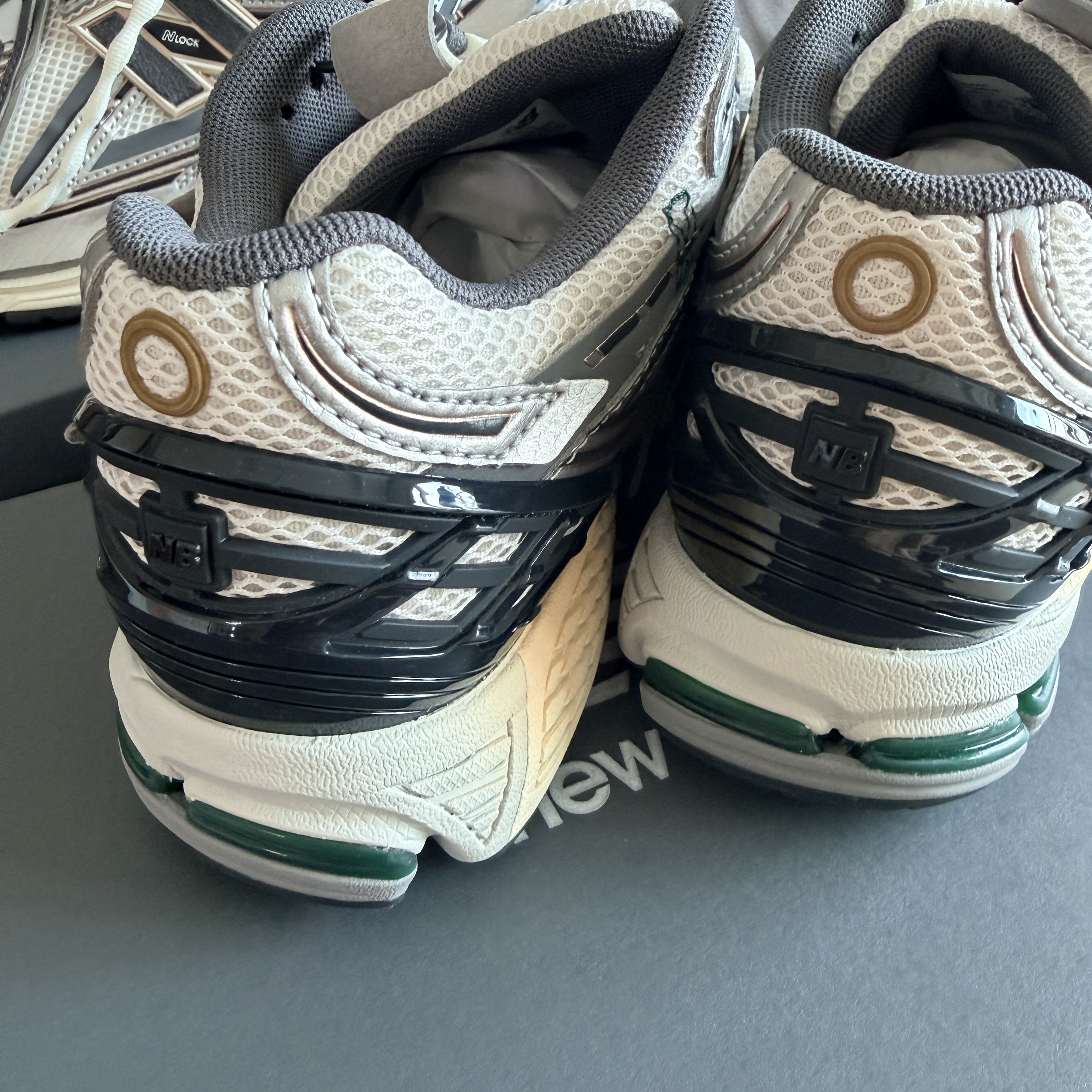 New Balance 1906A Silver Metallic Castlerock 착용 스타일 - 4