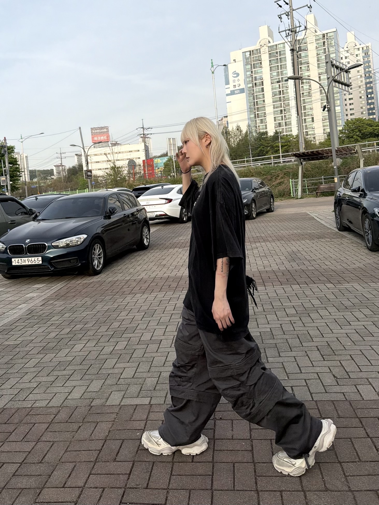 Farfromwhat Far Washed Logo T-Shirt Black, Farfromwhat Far Layered Work Pants Charcoal 착용 스타일 - 5