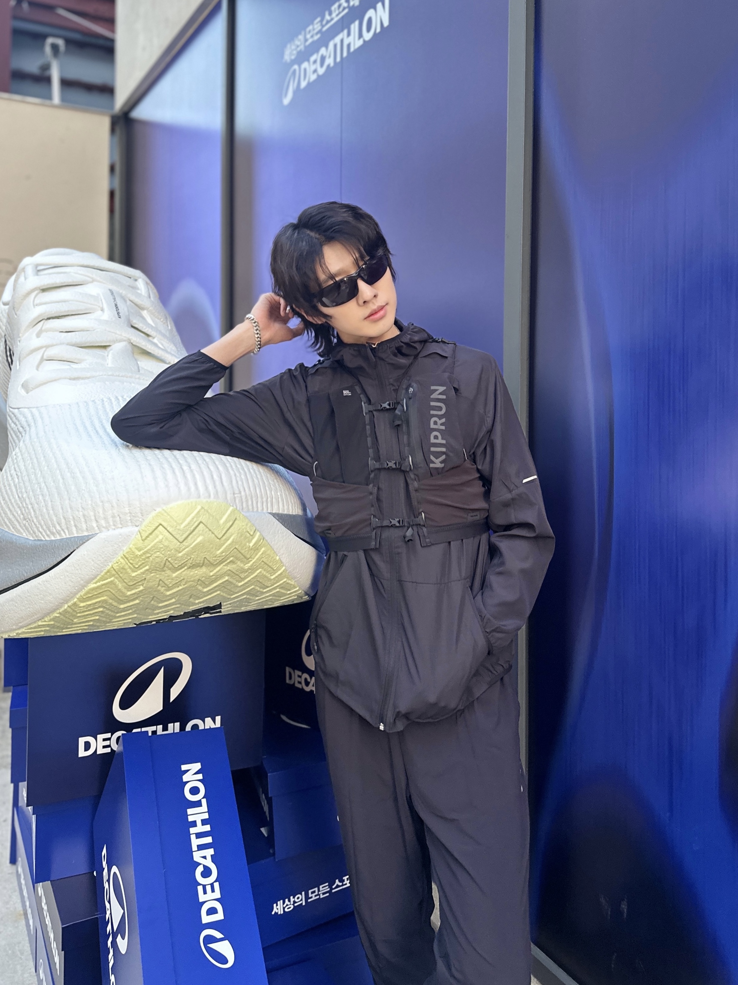 DECATHLON Adult Sports Sunglasses Category 3 MH500 Smoked Black, DECATHLON Men's Running Shoes Kiprun Kipcore Premium Silver Grey 착용 스타일 - 1
