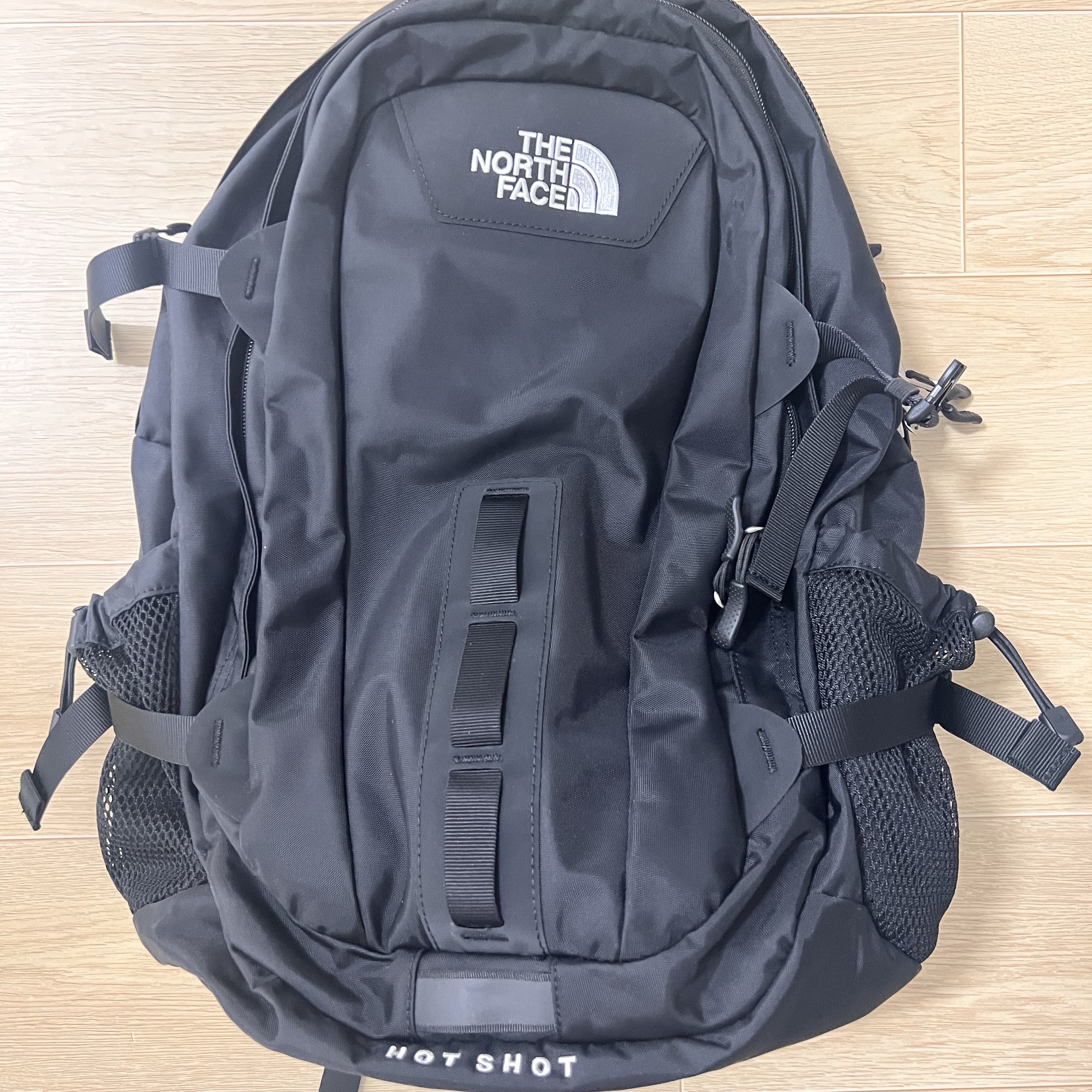 The North Face Hot Shot Black 착용 스타일