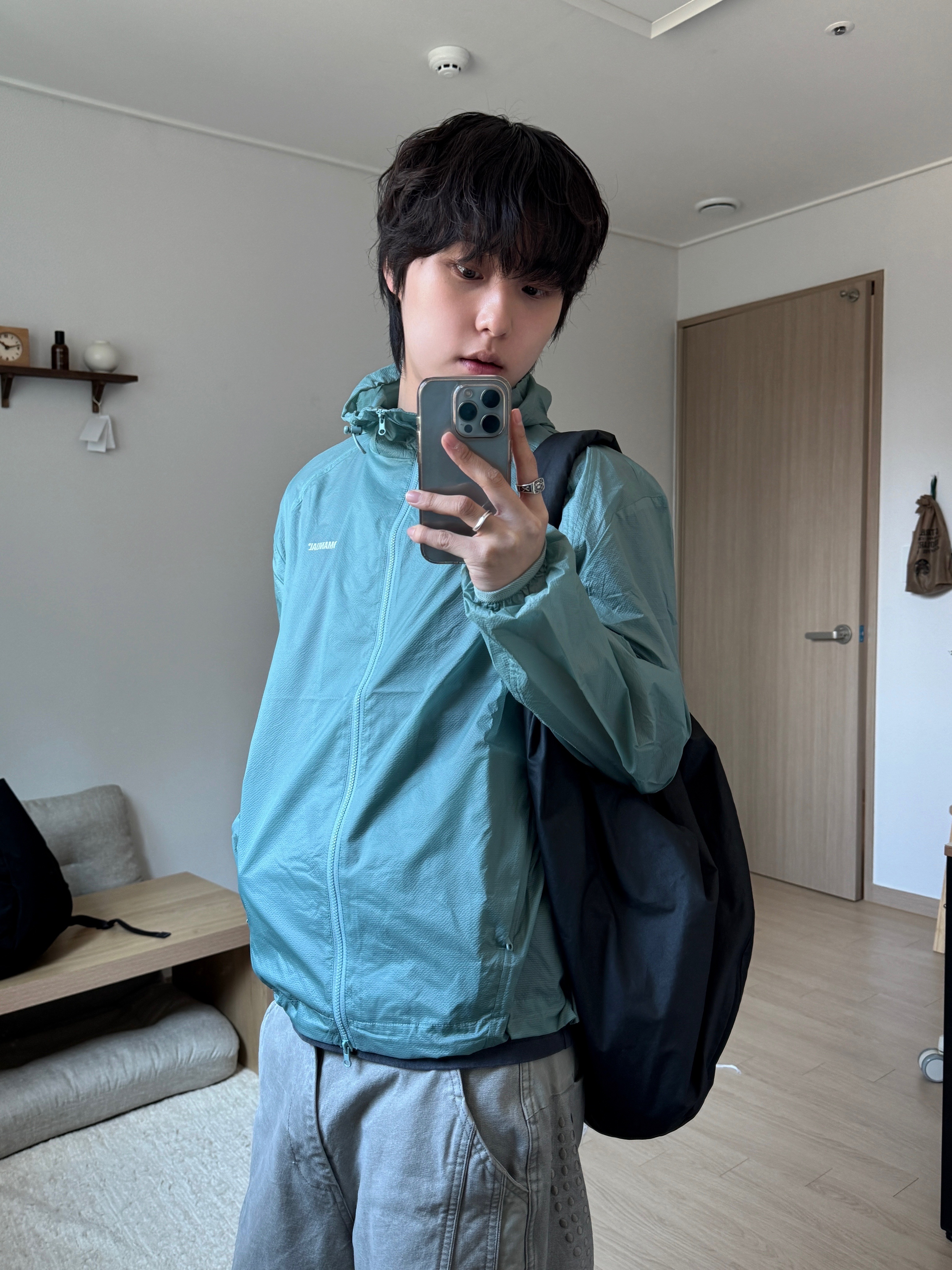 Hyein Seo Backpack Black, Ignota Core:13 Vein Cargo Pants Warm Grey 착용 스타일