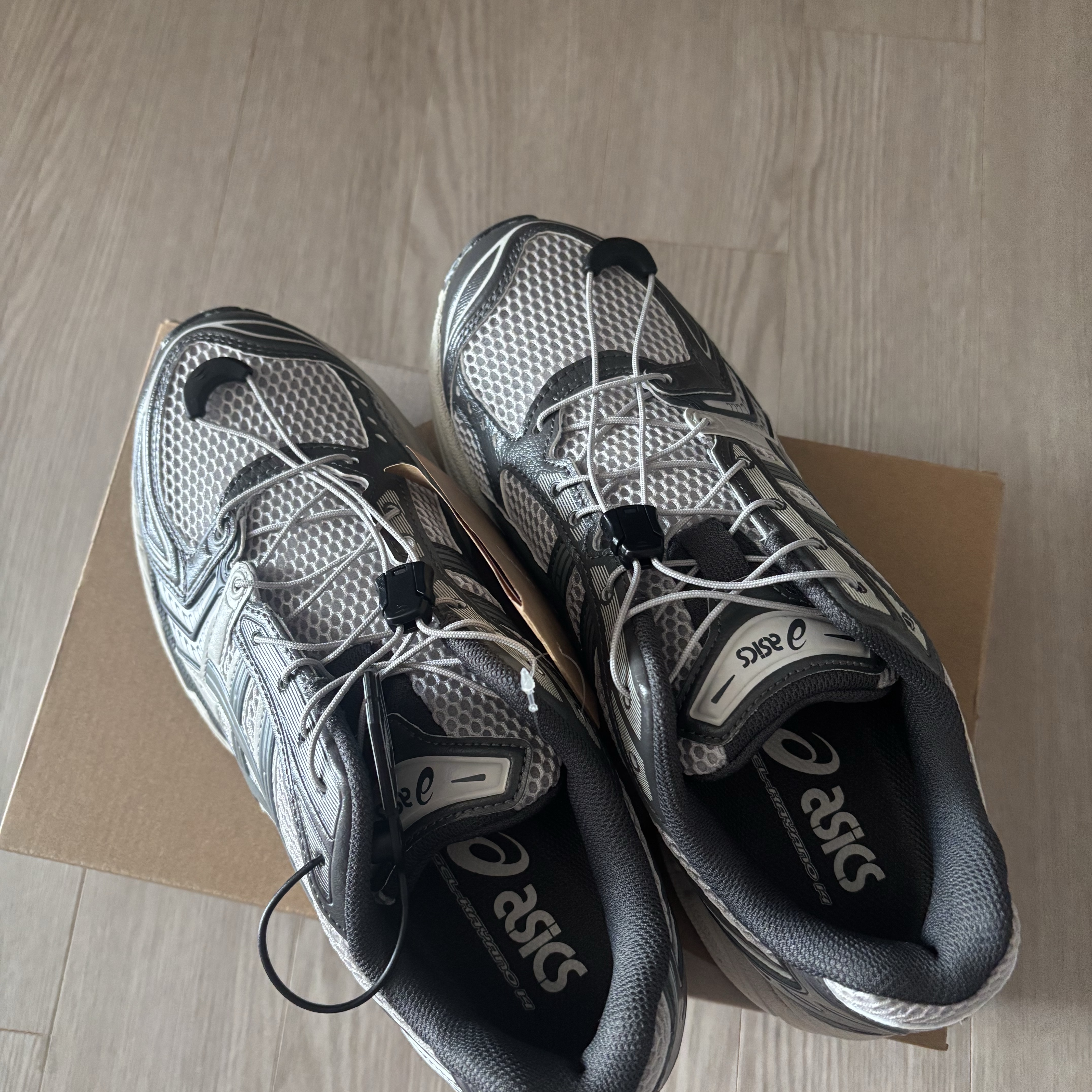 Asics Unlimited Gel-Kayano 14 Oyster Grey Clay Grey 착용 스타일 - 2