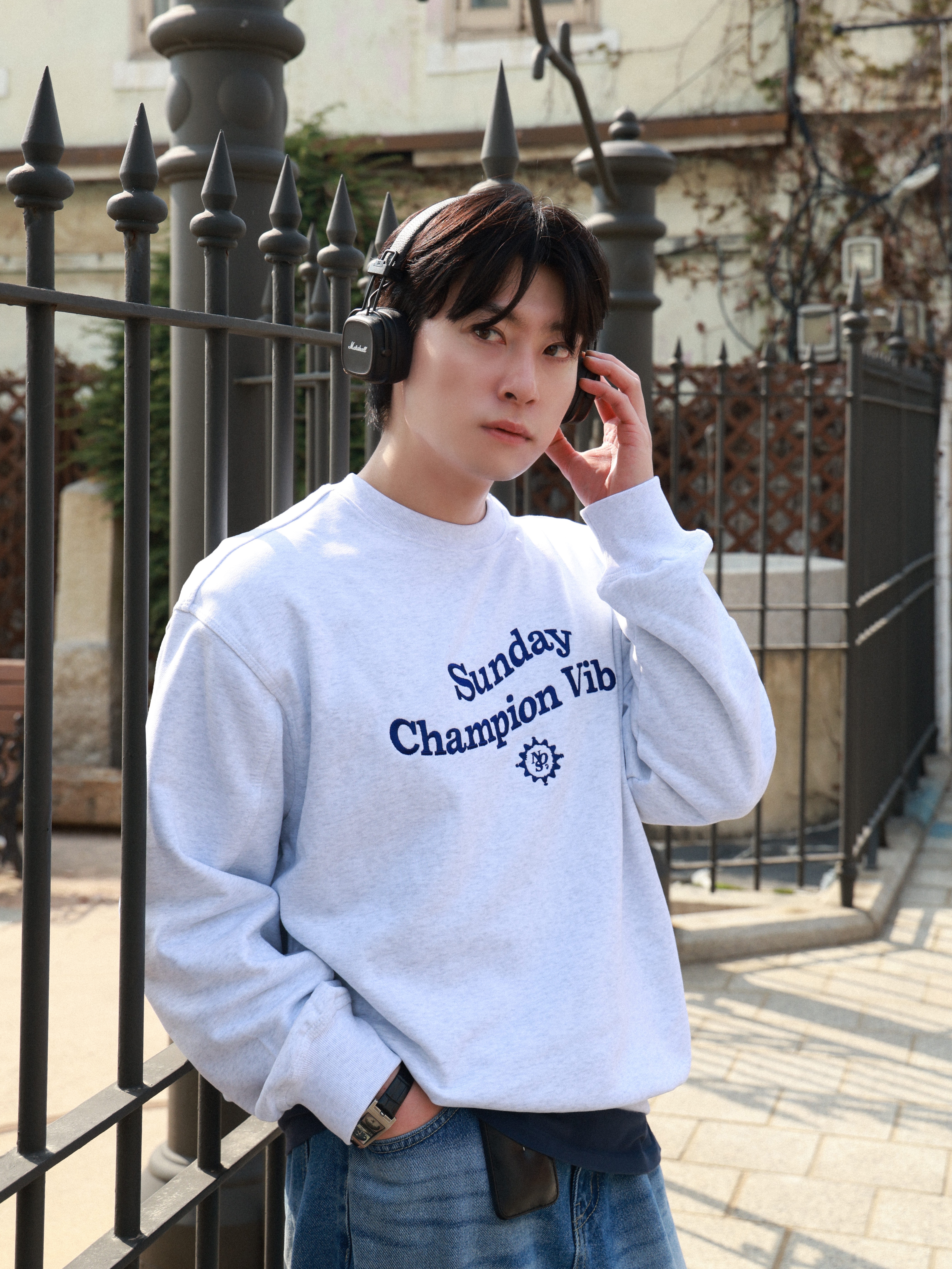 NOS7 Cursive logo Sweatshirt Grey, Marshall Major V Brown (Korean Ver.) 착용 스타일 - 5