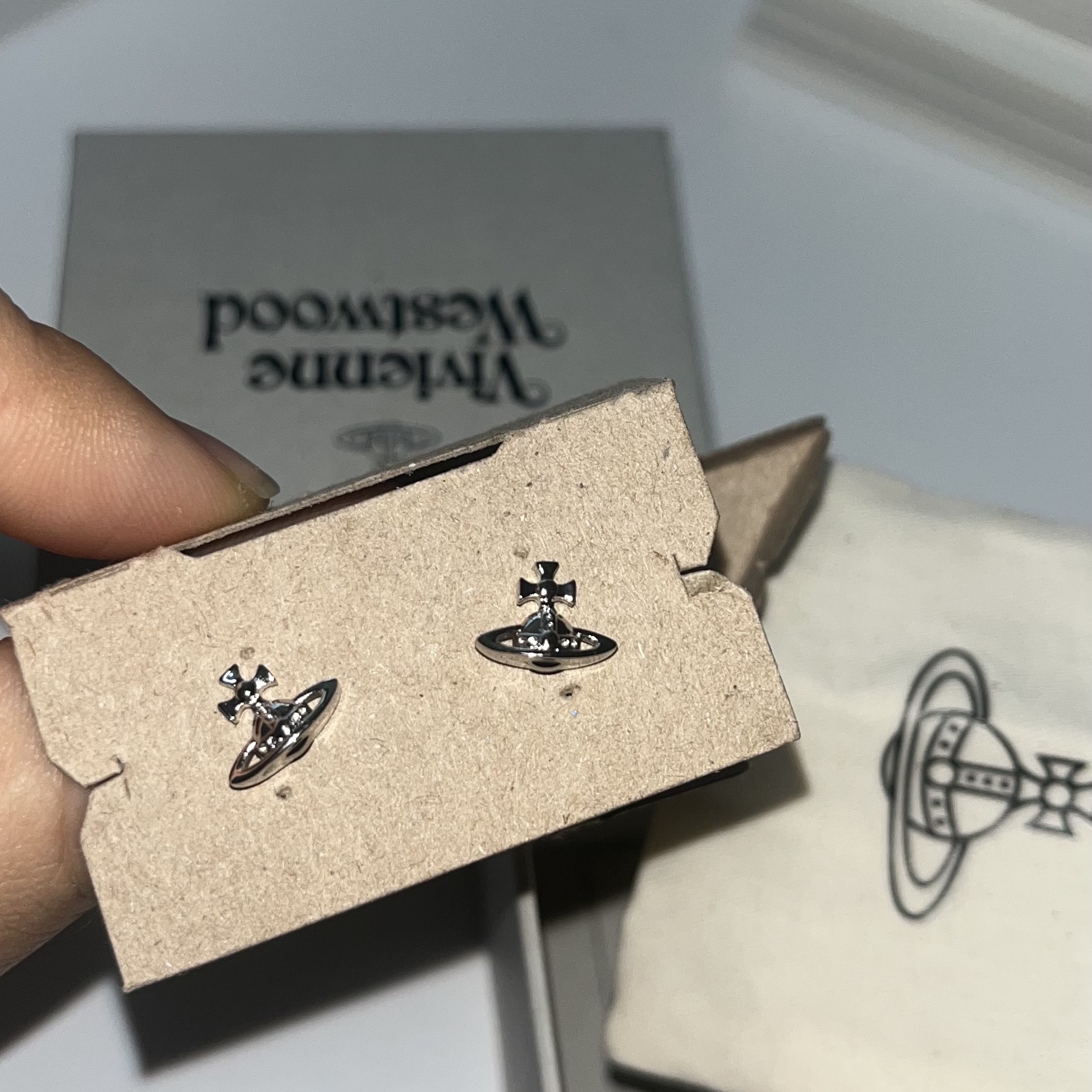 Vivienne Westwood Lorelei Stud Earrings Silver 착용 스타일 - 1