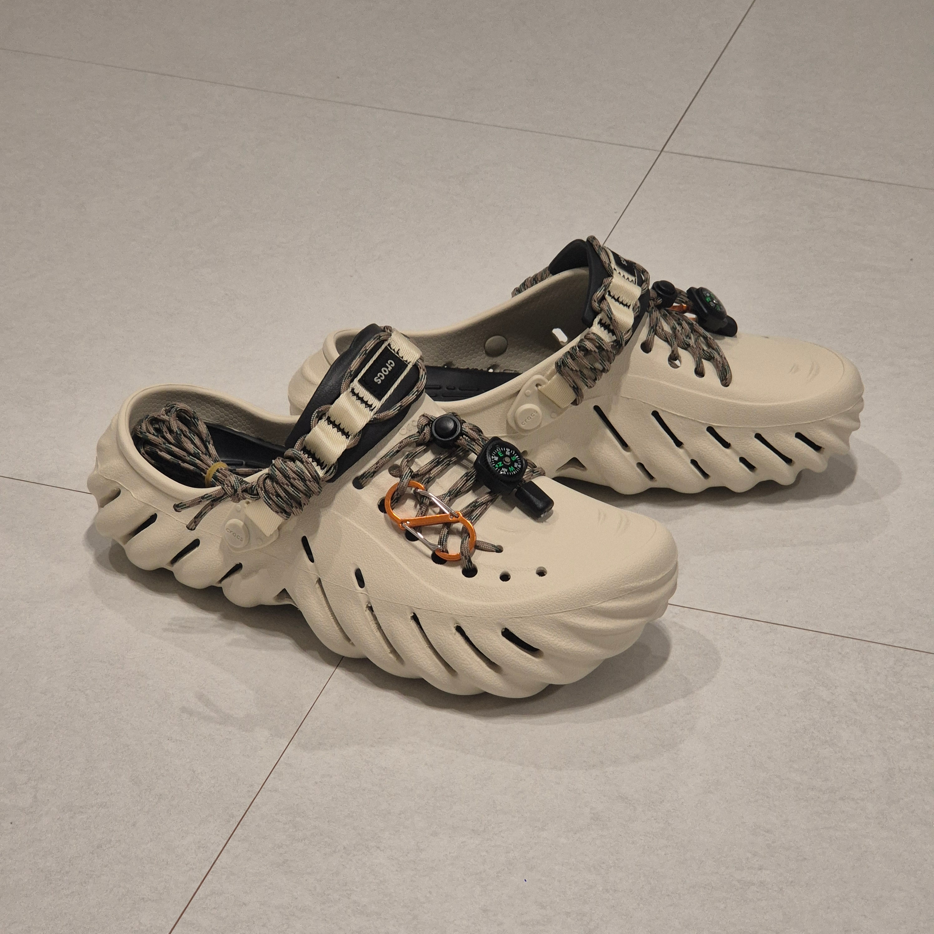 Crocs Echo Clog Bone Black 착용 스타일