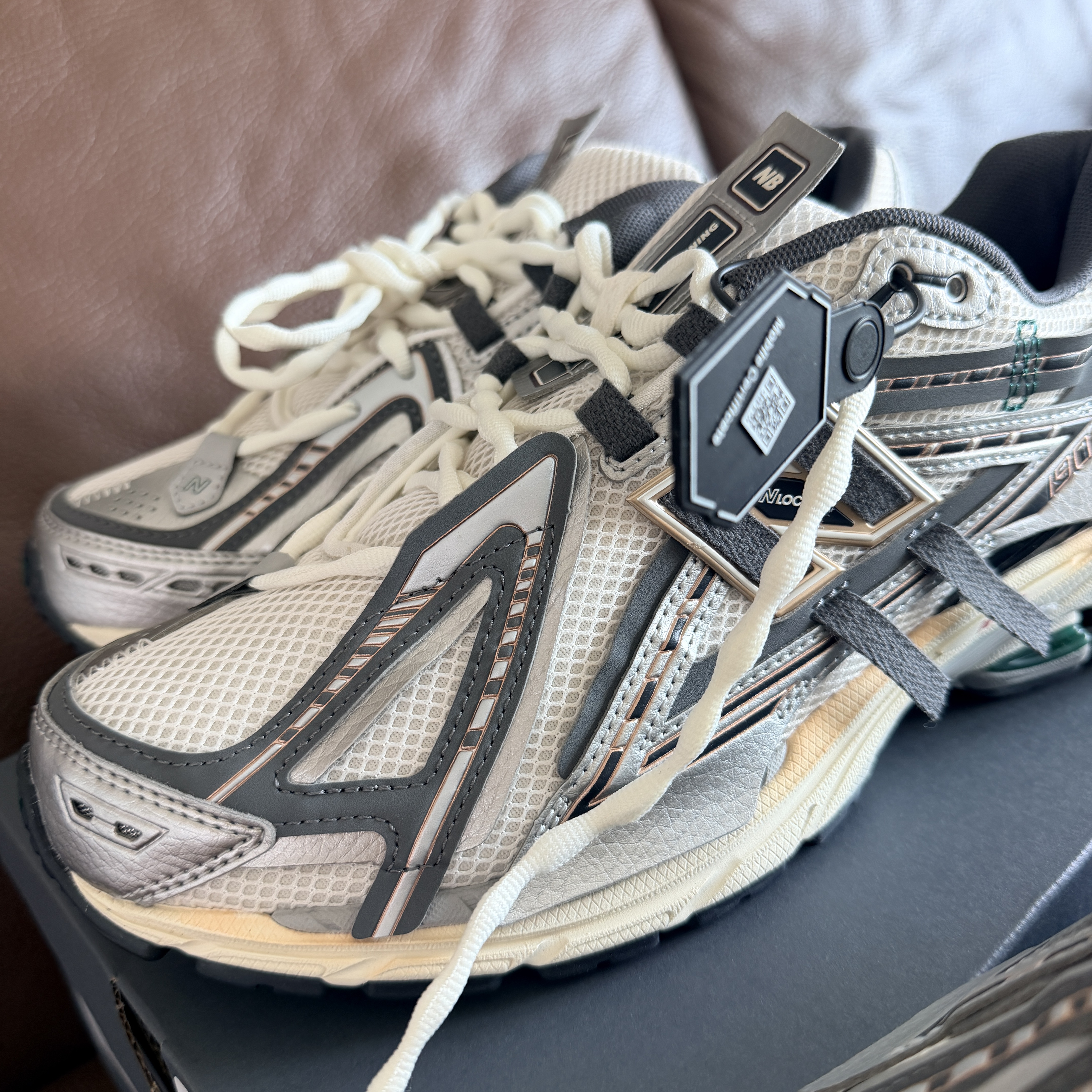 New Balance 1906A Silver Metallic Castlerock 착용 스타일 - 1