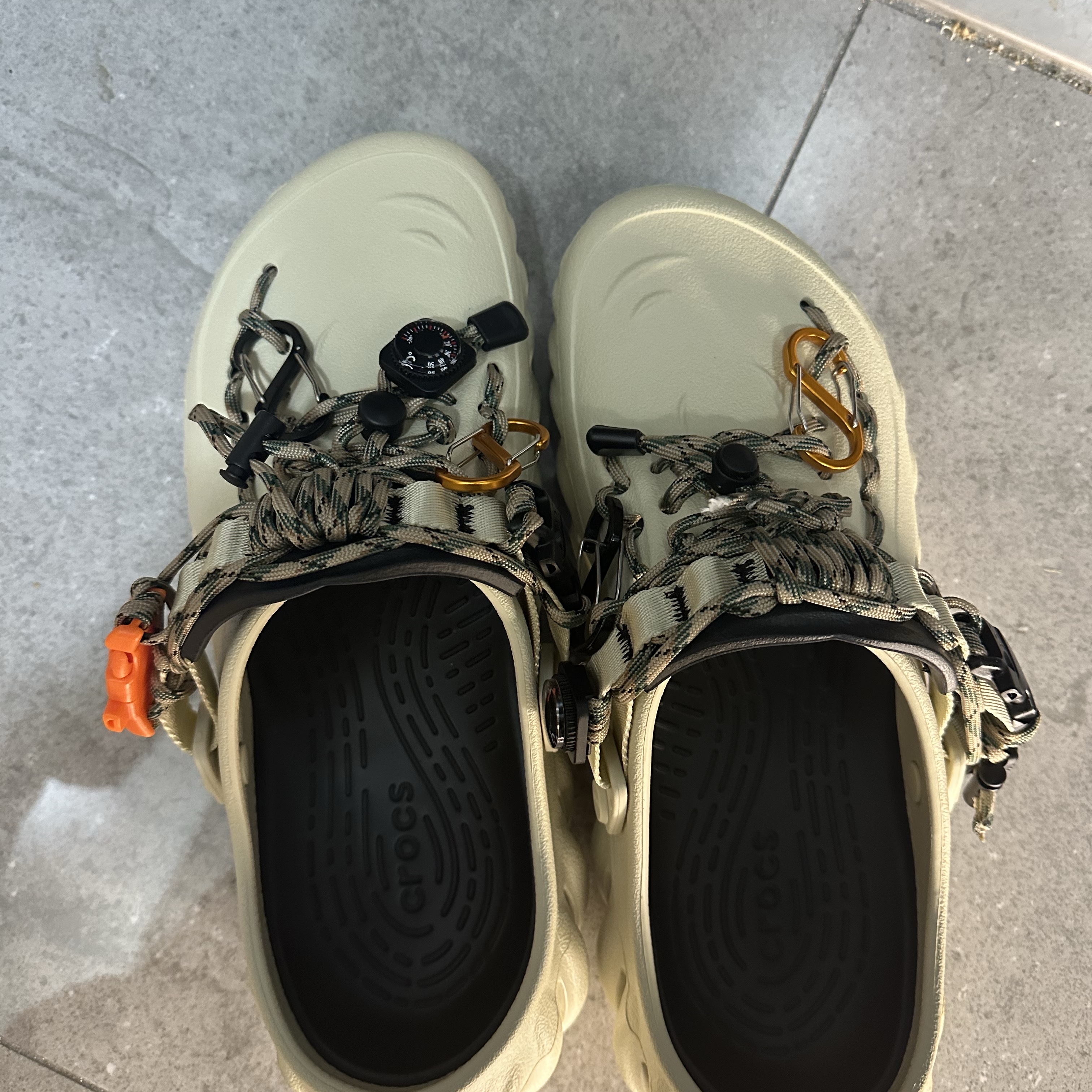Crocs Echo Clog Bone Black 착용 스타일 - 2