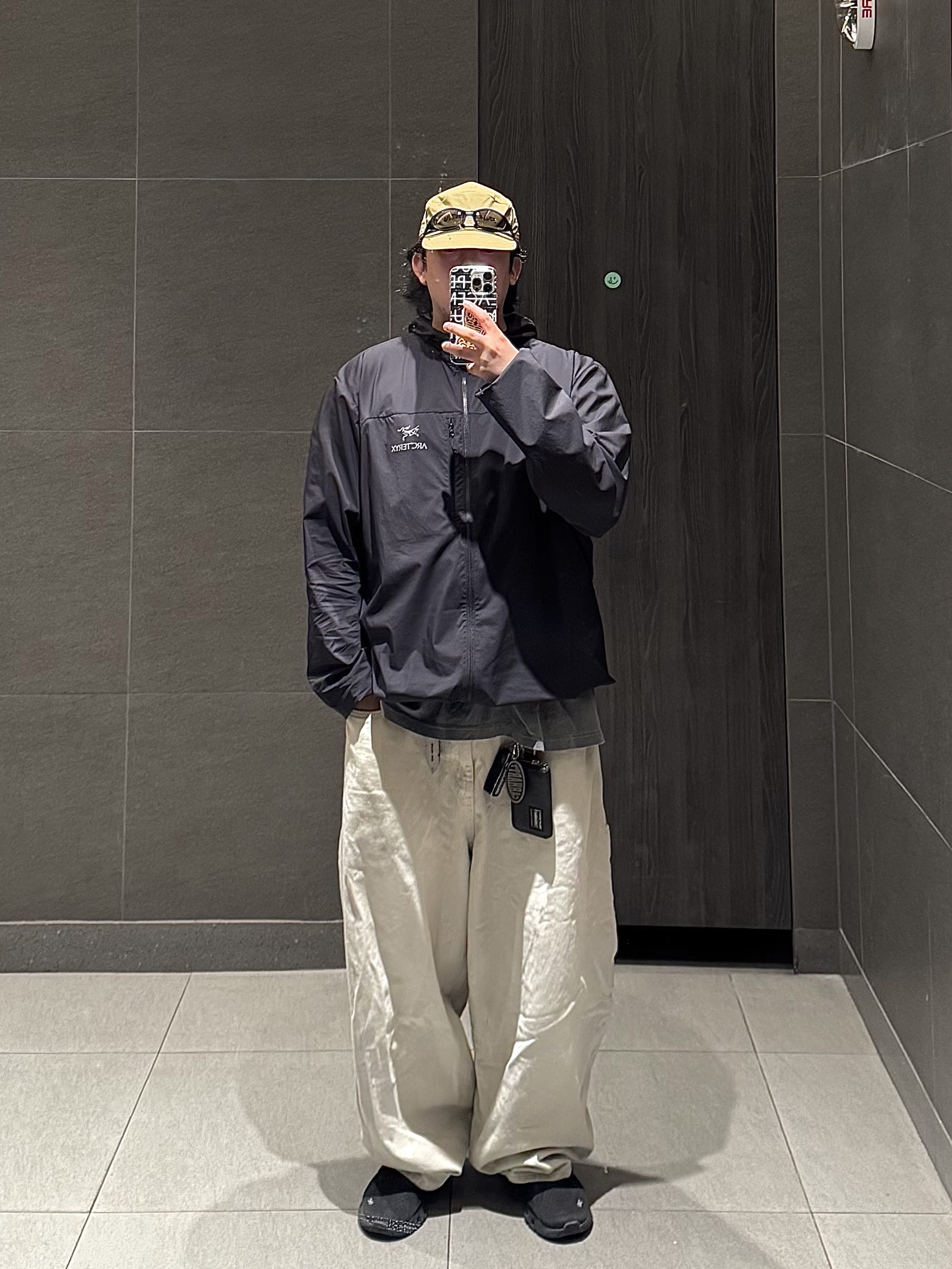 Salomon Trail Grit Mesh Cap Light Khaki, Oakley Eye Jacket Redux Matte Black Frame Prizm Grey Lenses High Bridge Fit 착용 스타일 - 1