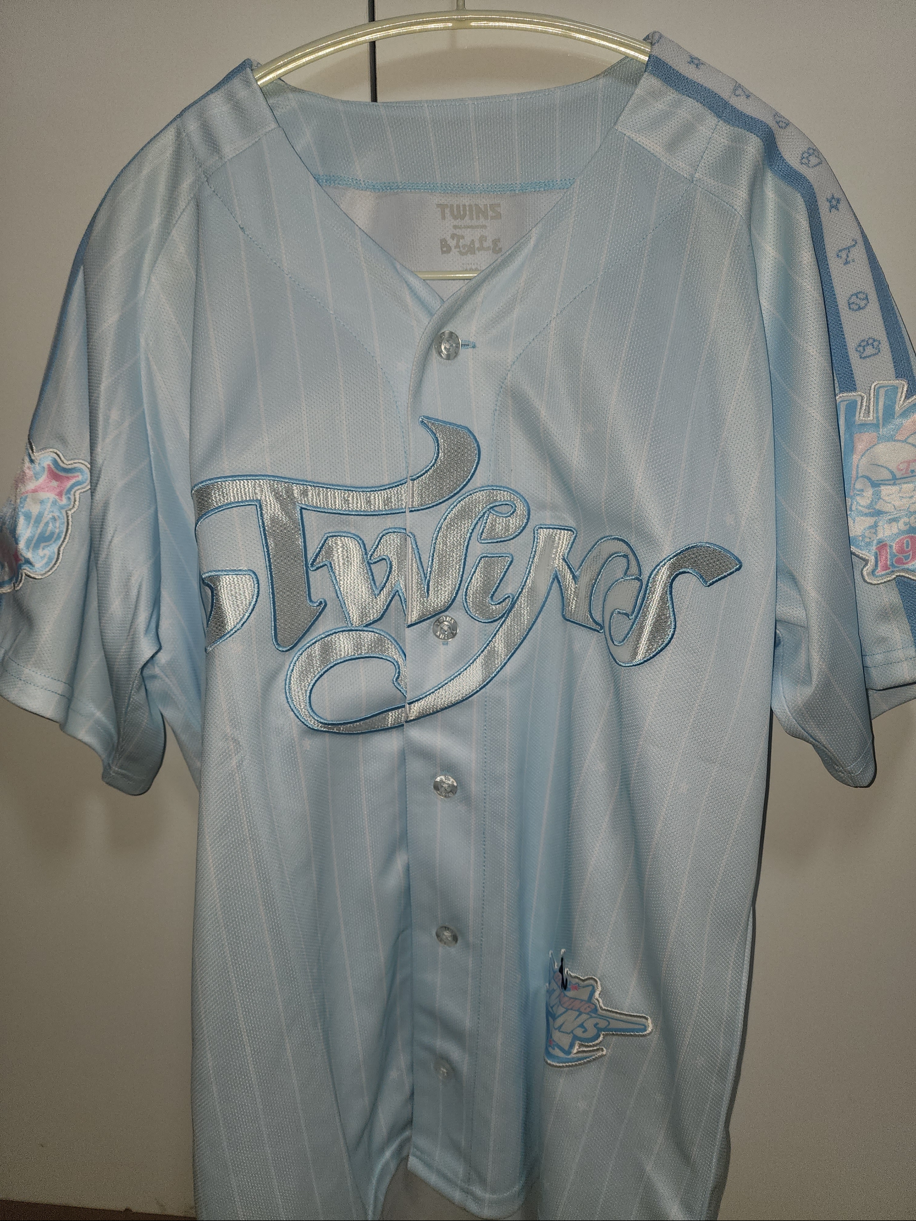 LG Twins X Bloomingtale String Bag Silver, LG Twins X Bloomingtale Baseball Jersey Sky Blue 착용 스타일 - 2
