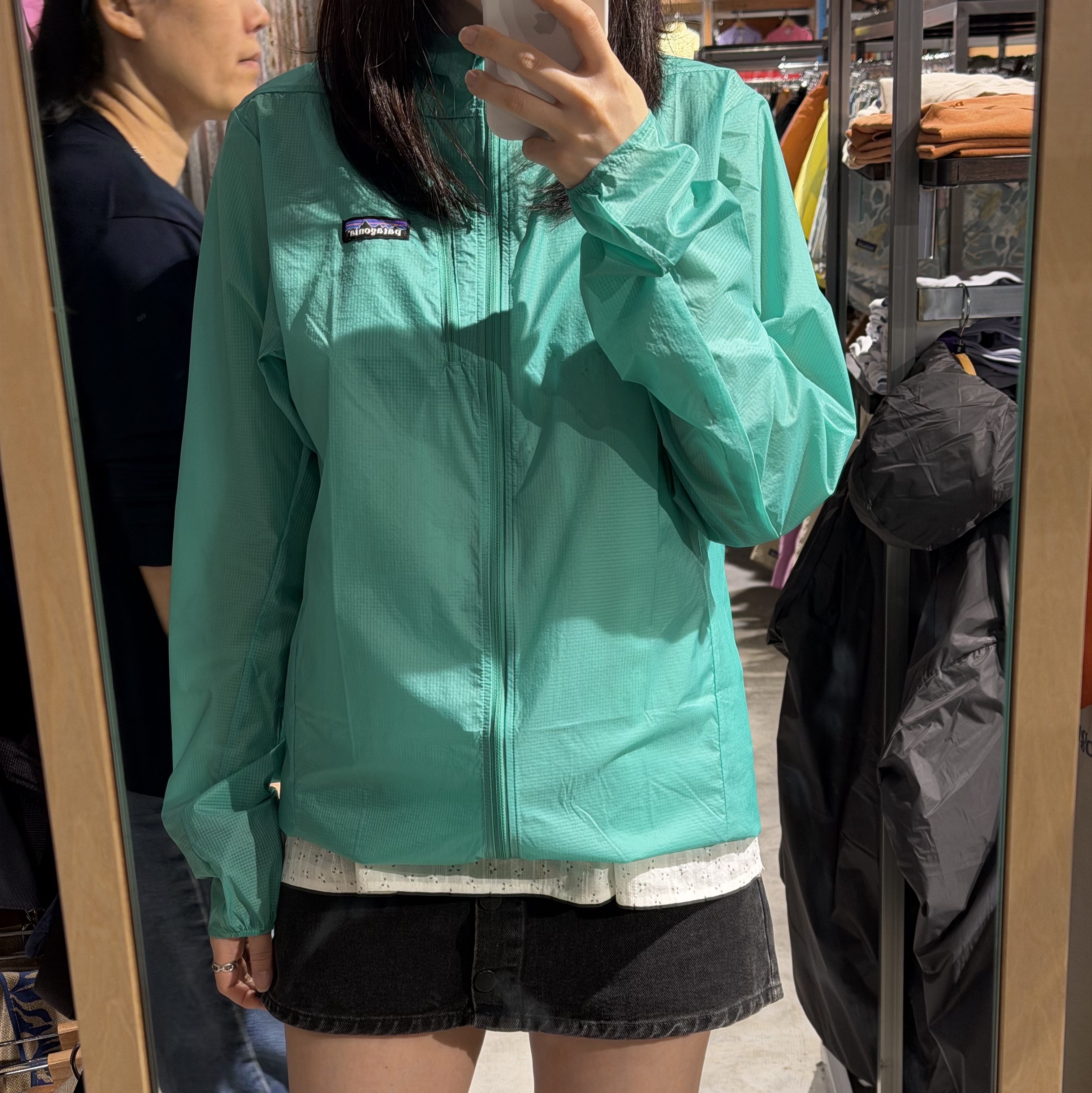 Patagonia Houdini Jacket Aqua Stone 착용 스타일