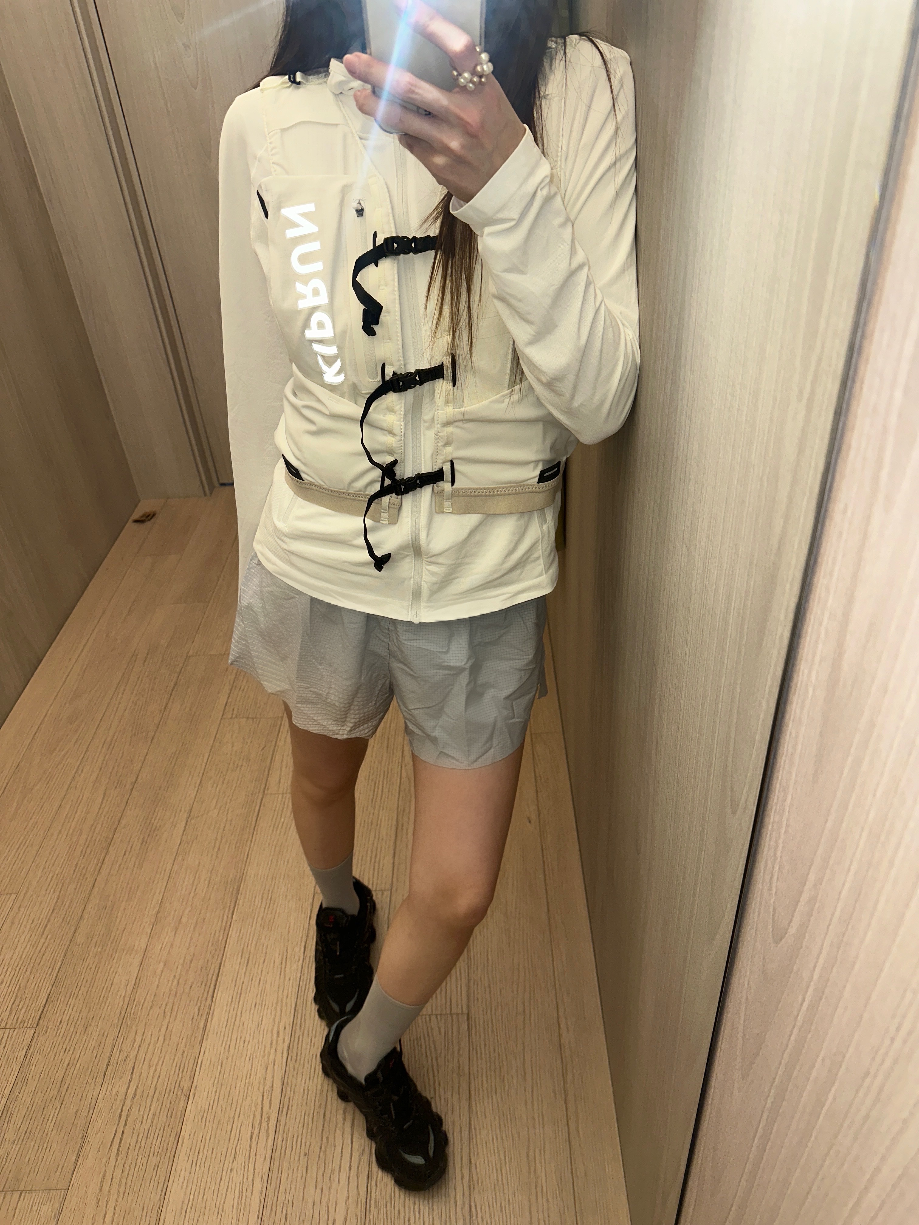 DECATHLON Men's Running Wind Jacket Run 100 Cotton White, DECATHLON Running Smartphone Belt Basic 2 Foggy Blue 착용 스타일 - 3