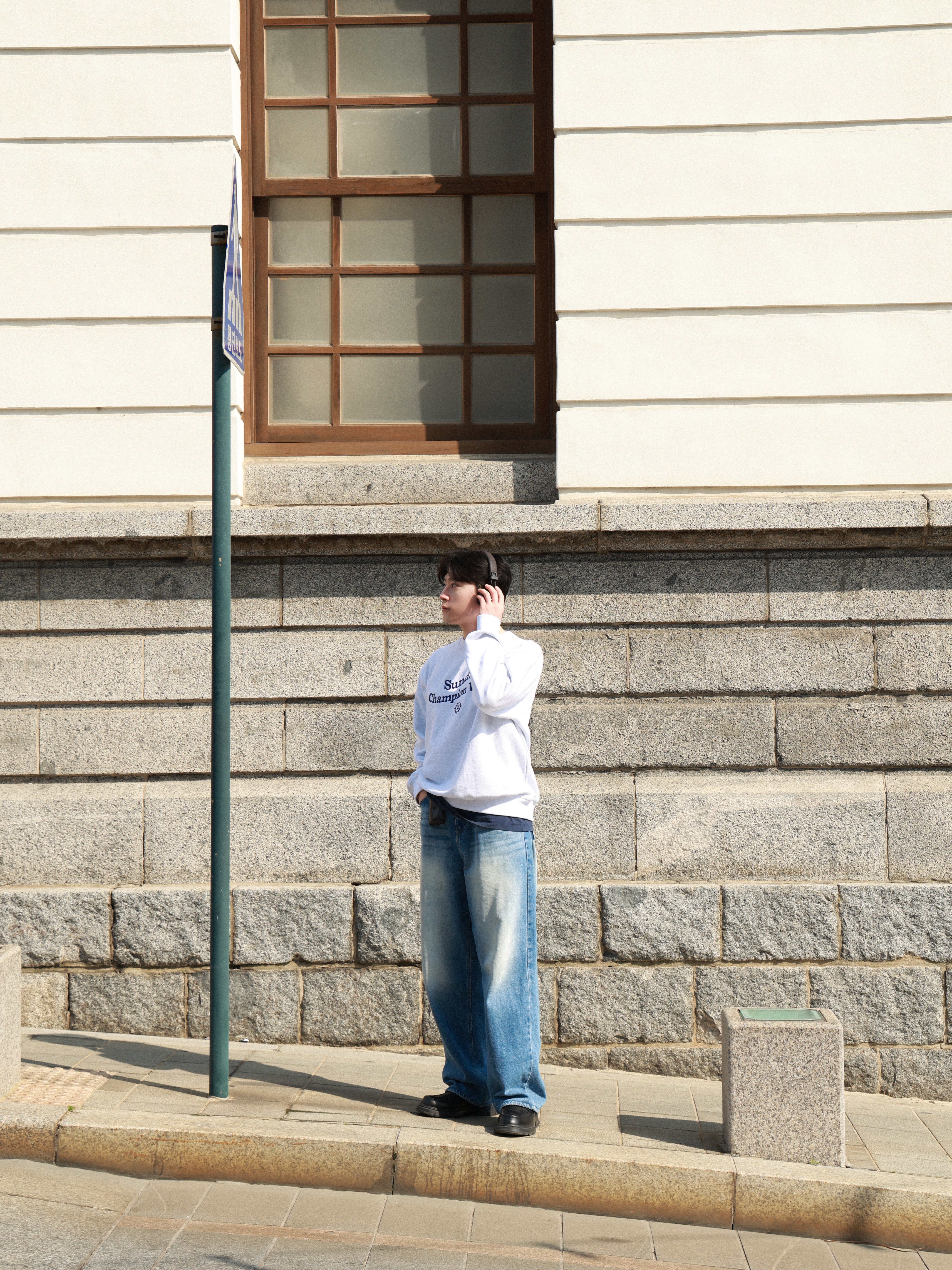 NOS7 Cursive logo Sweatshirt Grey, Marshall Major V Brown (Korean Ver.) 착용 스타일 - 3