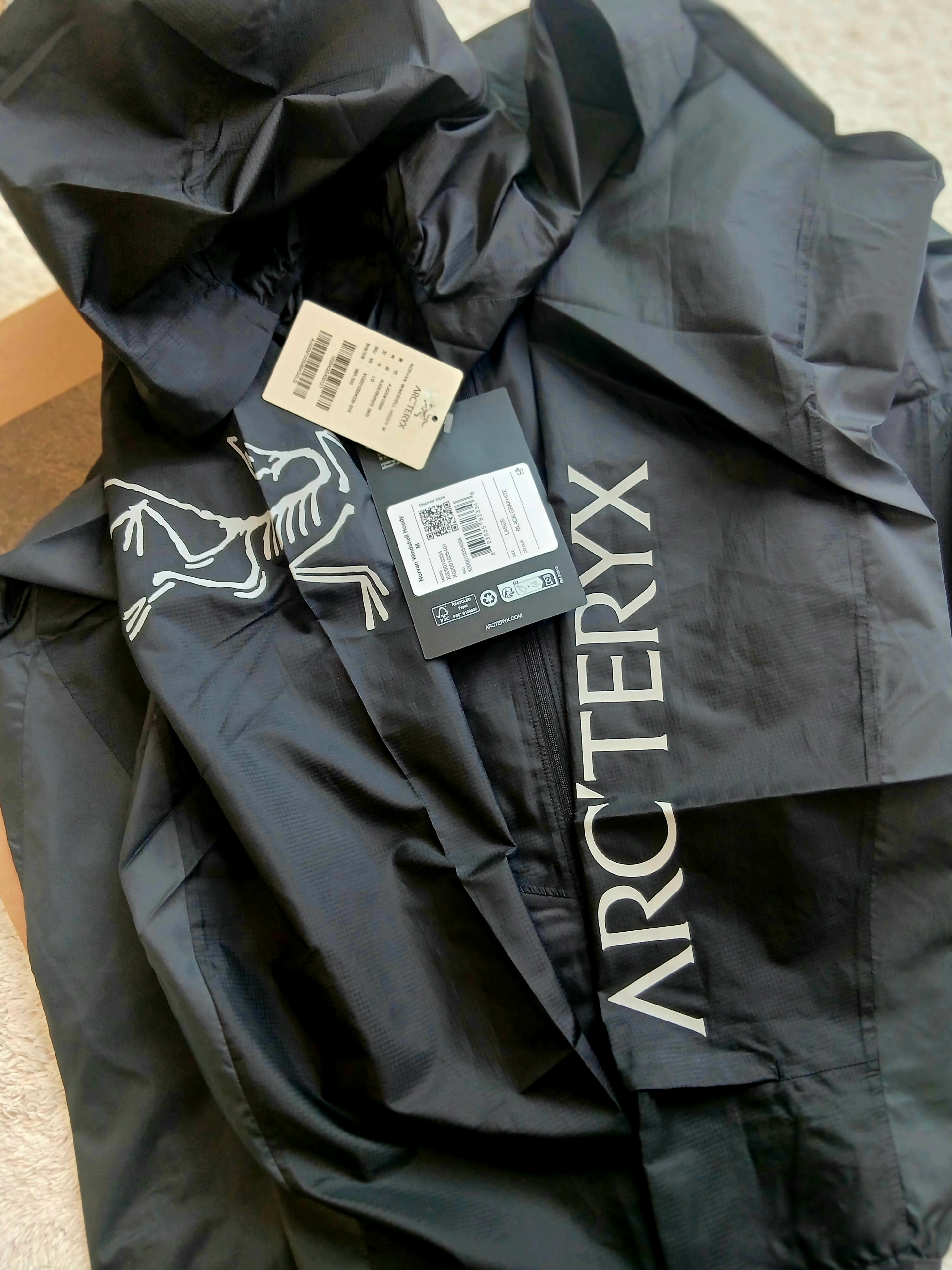 Arc'teryx Norvan Windshell Hoody Black Graphite, Arc'teryx Norvan Windshell Hoody Black Graphite 착용 스타일 - 1