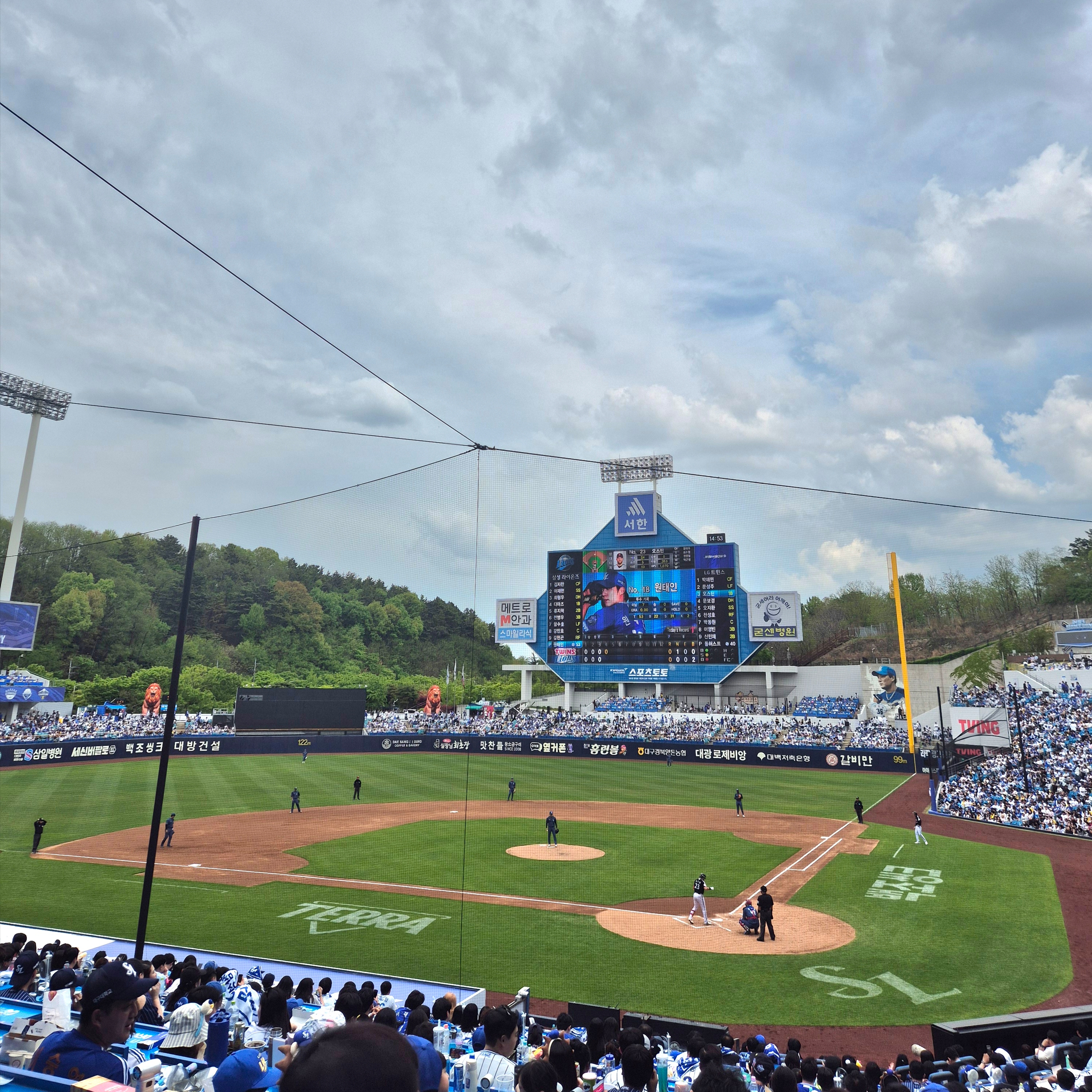 Nike V2K Run Summit White Metallic Silver, Samsung Lions 2025 Professional Away Uniform Blue (Non Marking Ver.) 착용 스타일 - 7